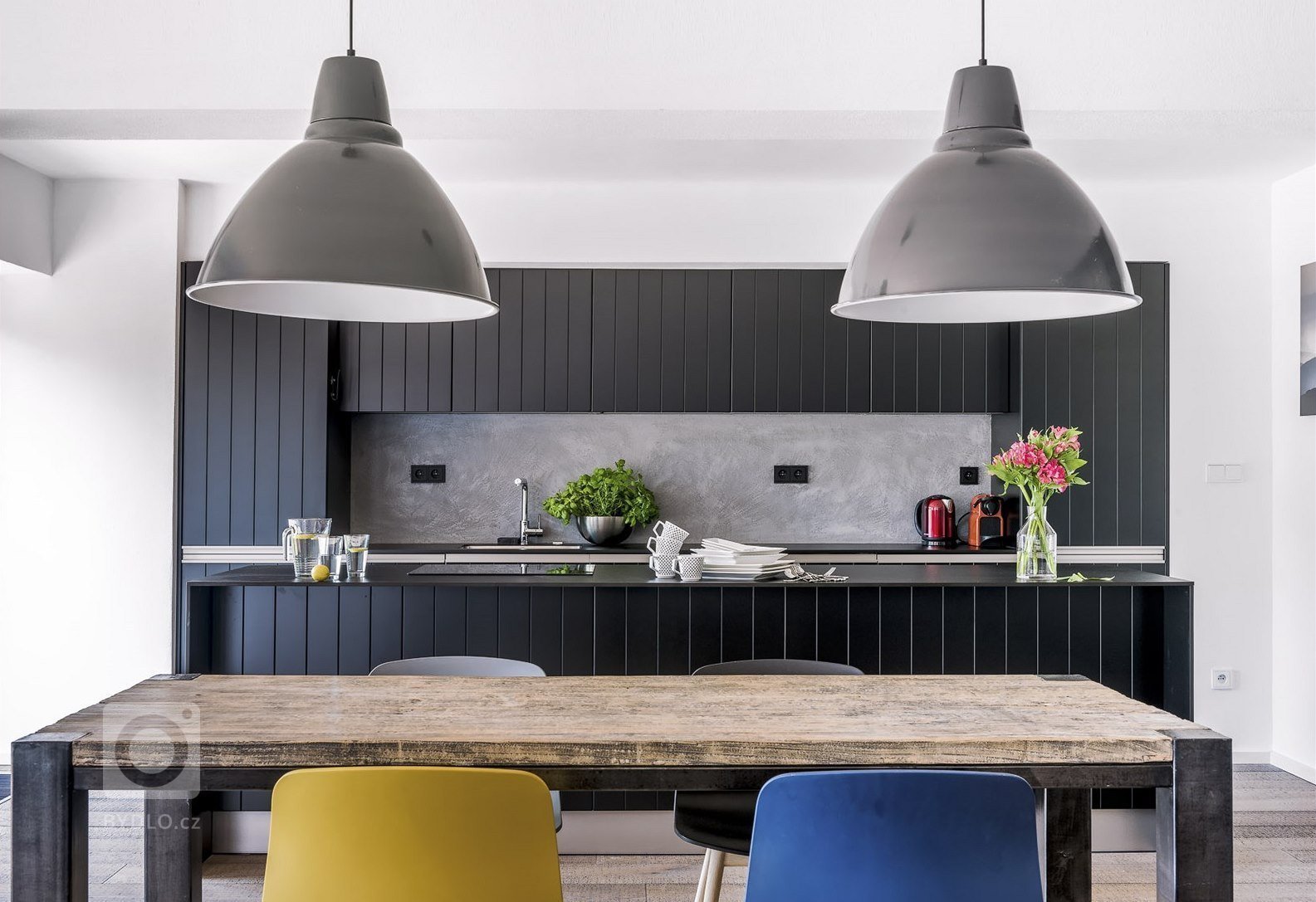 Majitelé zrekonstruovali staré autobusové garáže a proměnili je ve víkendové bydlení. Citlivě řešená stavba nijak neruší místní kolorit a&nbsp;skvěle si rozumí…