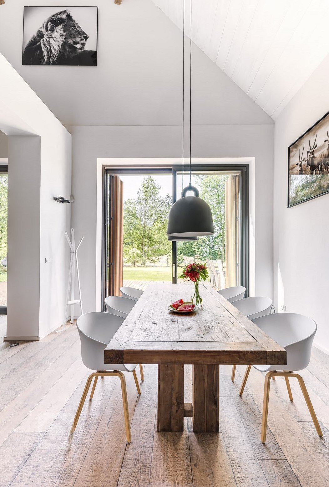 Majitelé zrekonstruovali staré autobusové garáže a proměnili je ve víkendové bydlení. Citlivě řešená stavba nijak neruší místní kolorit a&nbsp;skvěle si rozumí…