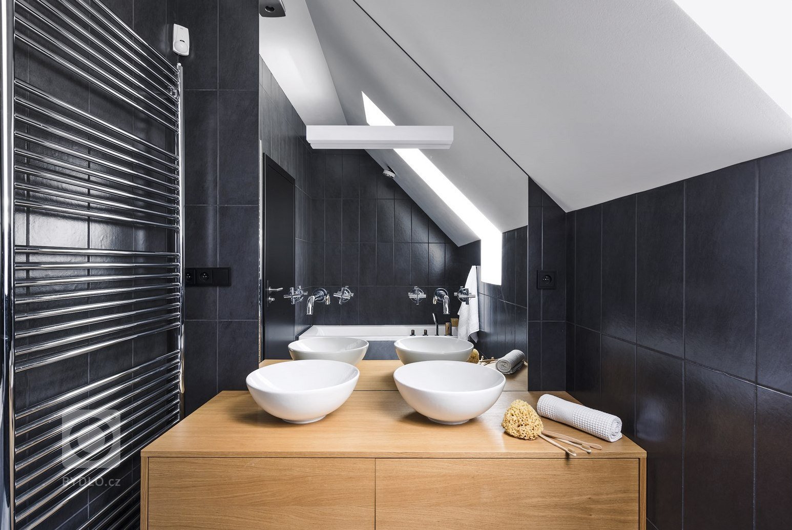 Majitelé zrekonstruovali staré autobusové garáže a proměnili je ve víkendové bydlení. Citlivě řešená stavba nijak neruší místní kolorit a&nbsp;skvěle si rozumí…