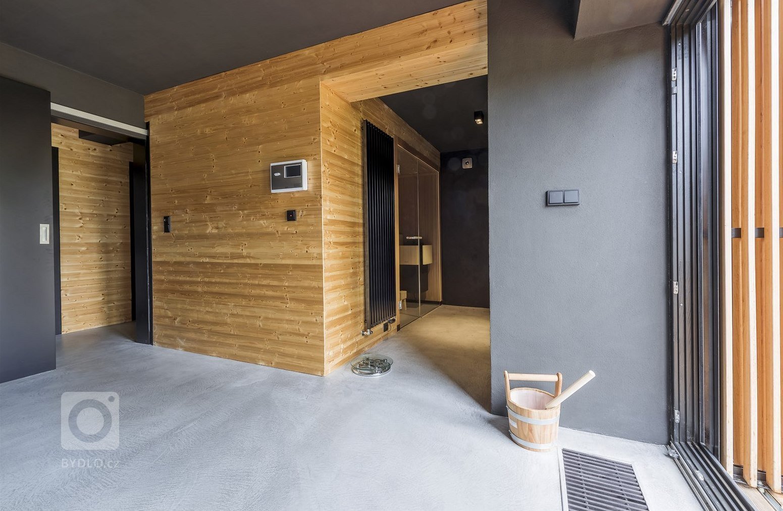 Majitelé zrekonstruovali staré autobusové garáže a proměnili je ve víkendové bydlení. Citlivě řešená stavba nijak neruší místní kolorit a&nbsp;skvěle si rozumí…