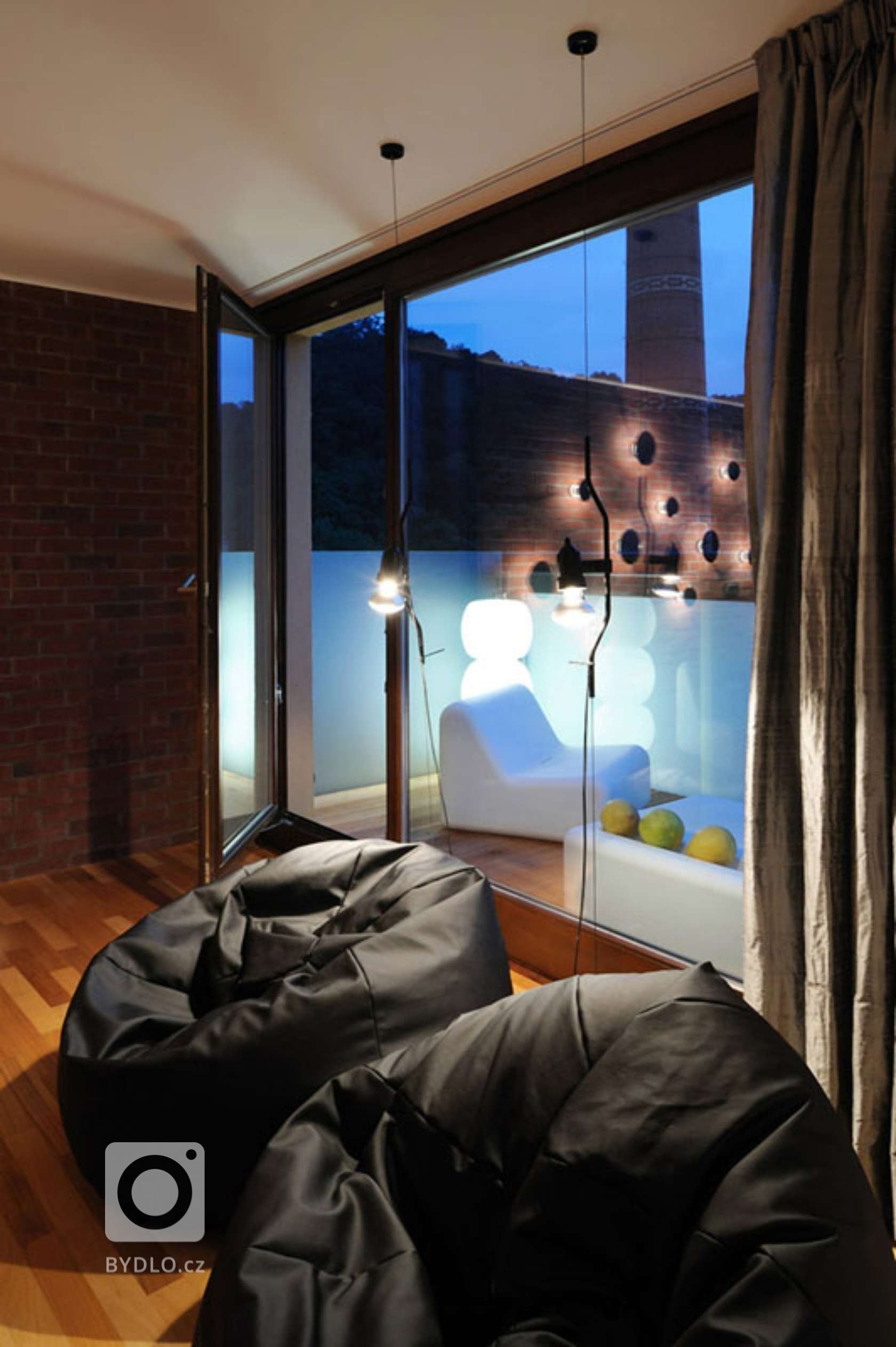 Interiéry vzorového bytu pro Real Estate Karlín Group v komplexu Cornlofts. Interiéry vznikaly v nově vybudované budově sýpky přetransformované v luxusní…