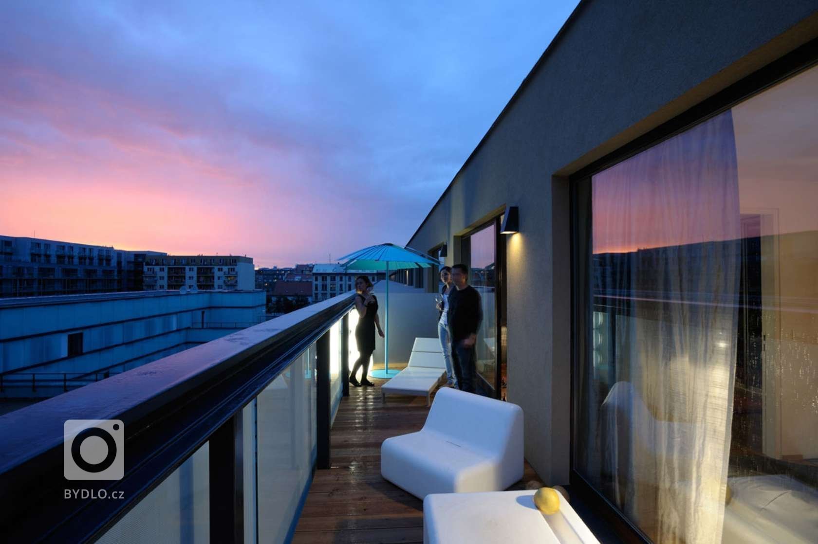 Interiéry vzorového bytu pro Real Estate Karlín Group v komplexu Cornlofts. Interiéry vznikaly v nově vybudované budově sýpky přetransformované v luxusní…