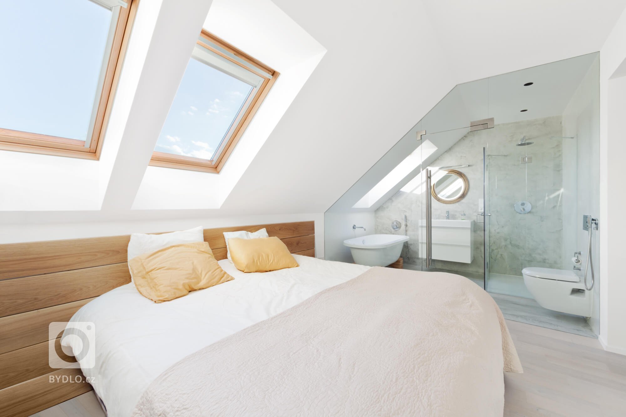 Komplexní rekonstrukce mezonetového bytu na Malvazinkách, jejíž součástí bylo nové dispoziční řešení a kompletní renovace rozvodů a porvchů včetně vybavení…