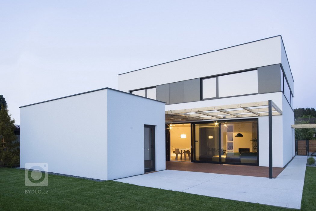 Novostavba rodinného domu v městské zástavbě, pozemek 450m2.
