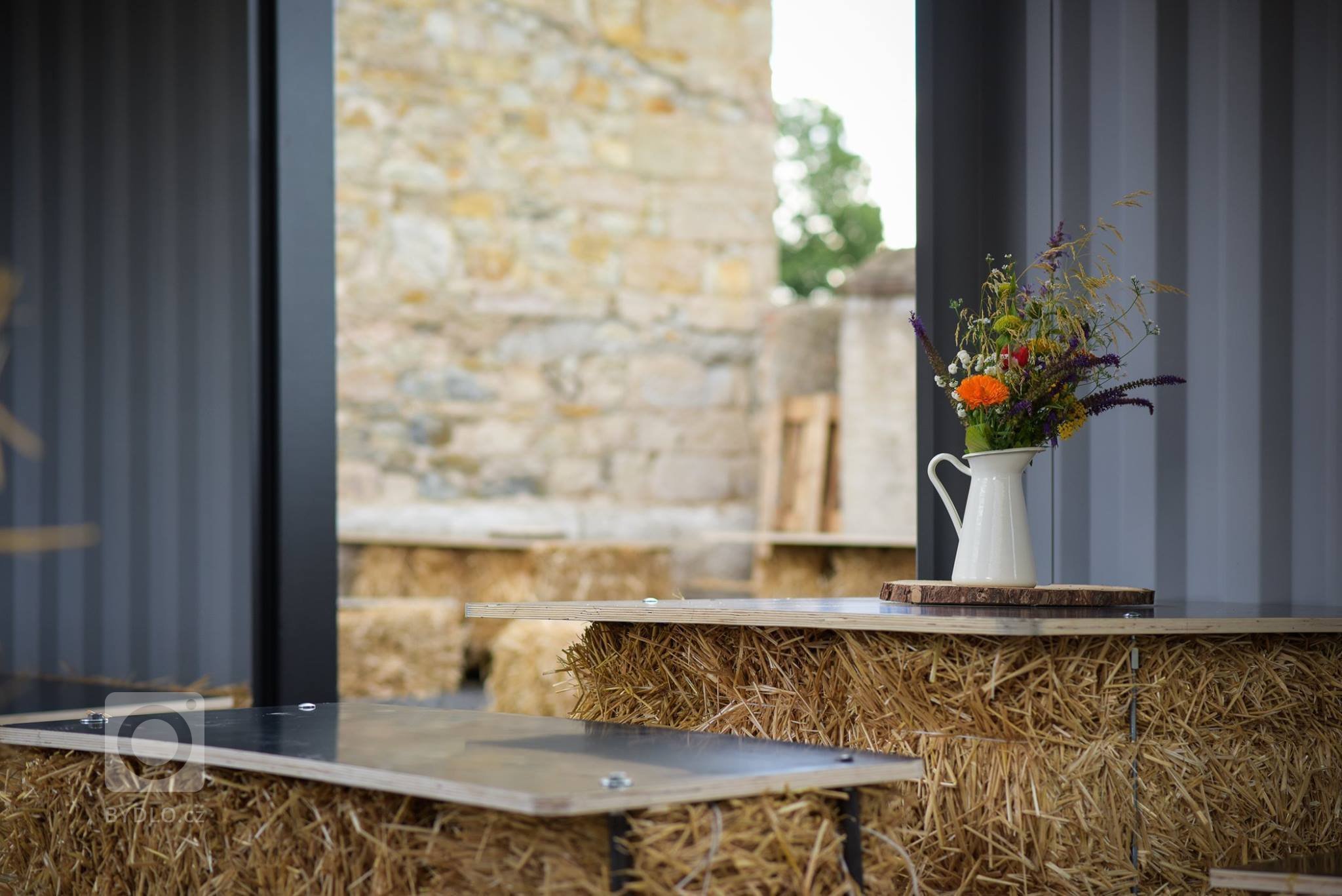 Venkovní bistro a eko terasa na statku Perlová Voda.&nbsp;
