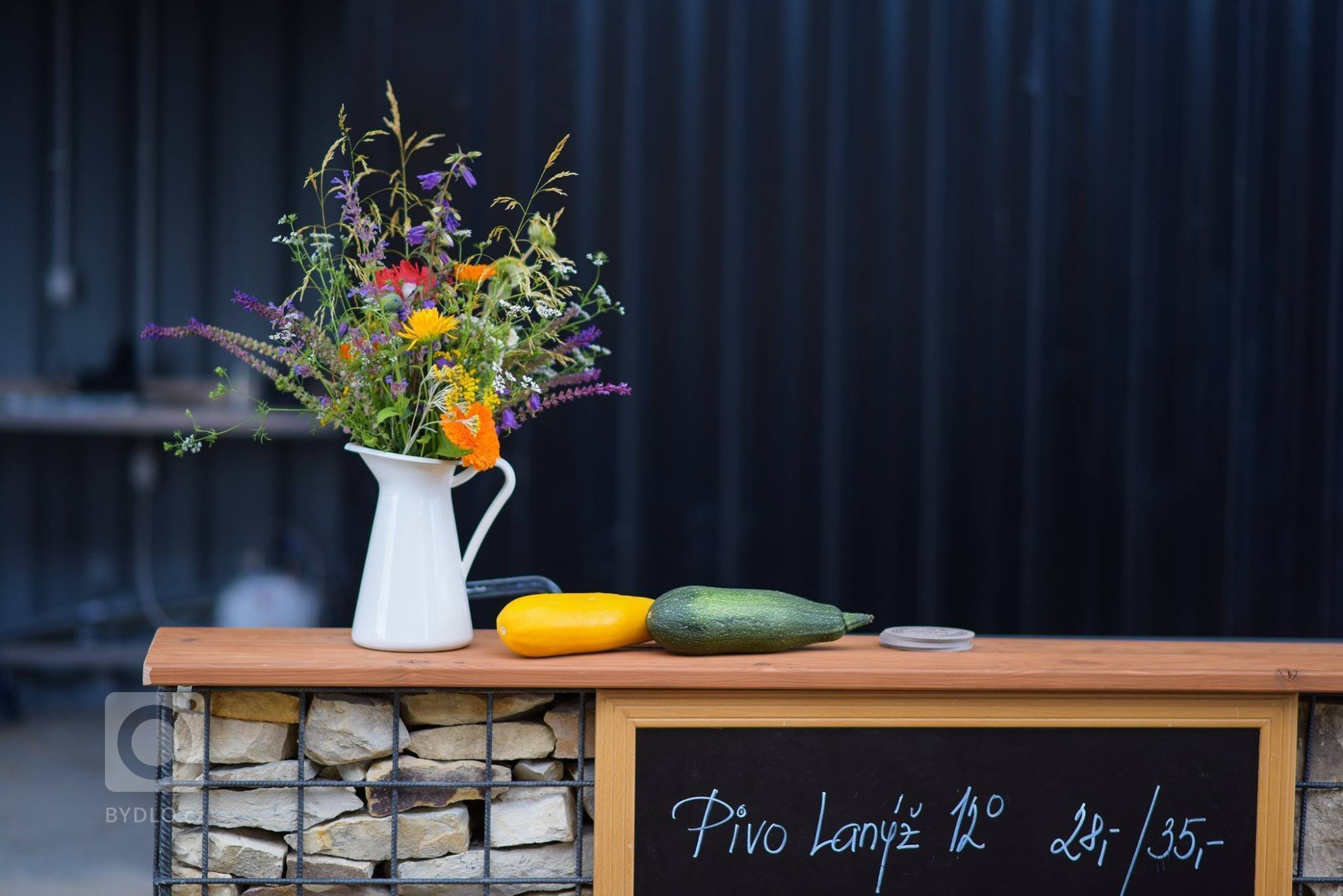 Venkovní bistro a eko terasa na statku Perlová Voda.&nbsp;
