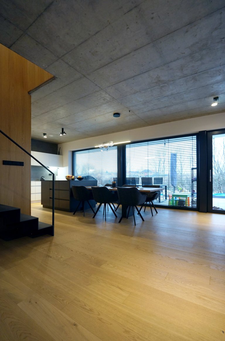 Návrh a realizace interiéru rodinného domu

Interiéru dominuje pohledový železobetonový strop v kontrastu s dřevenou podlahou a na míru vytvořeným nábytkem.
