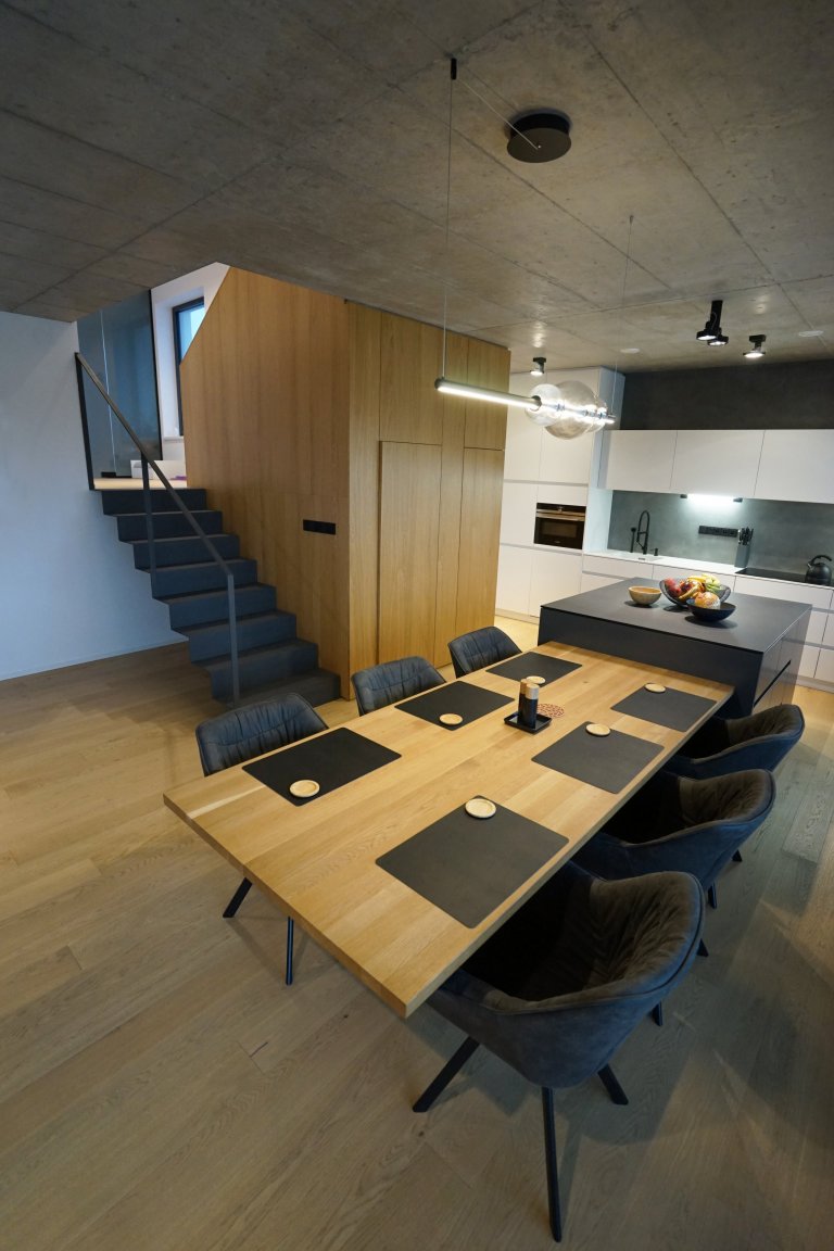 Návrh a realizace interiéru rodinného domu

Interiéru dominuje pohledový železobetonový strop v kontrastu s dřevenou podlahou a na míru vytvořeným nábytkem.
