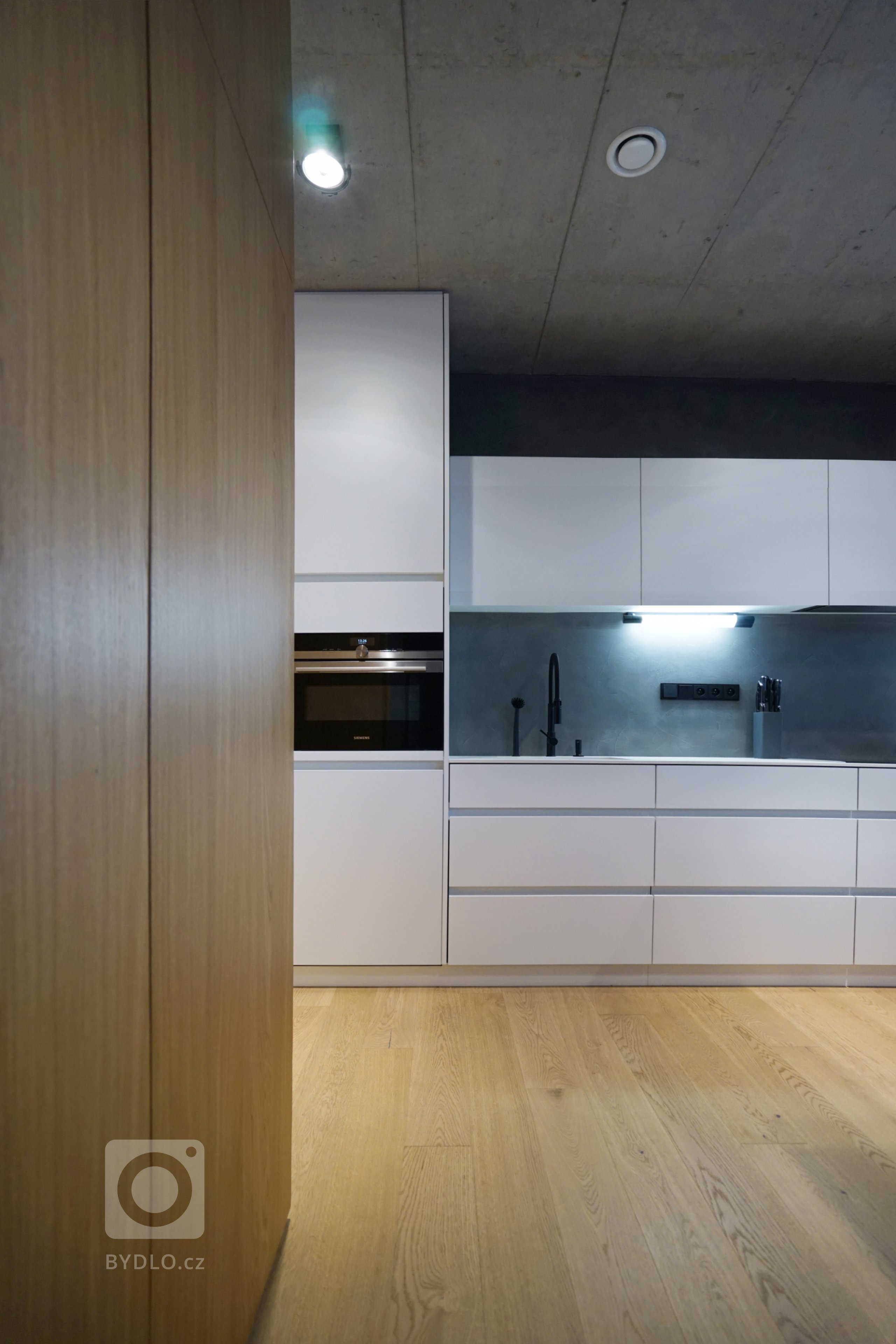 Návrh a realizace interiéru rodinného domu

Interiéru dominuje pohledový železobetonový strop v kontrastu s dřevenou podlahou a na míru vytvořeným nábytkem.
