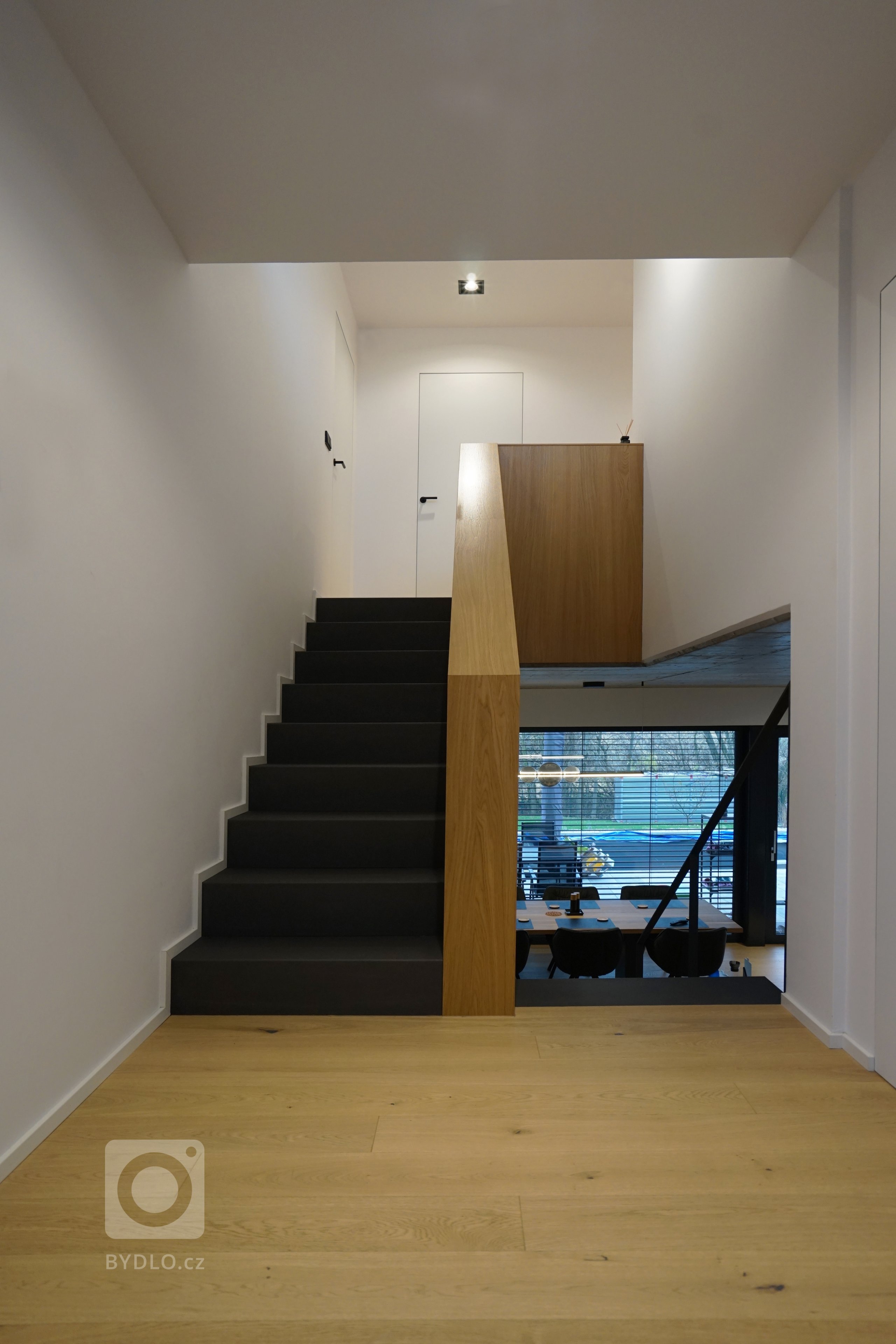 Návrh a realizace interiéru rodinného domu

Interiéru dominuje pohledový železobetonový strop v kontrastu s dřevenou podlahou a na míru vytvořeným nábytkem.
