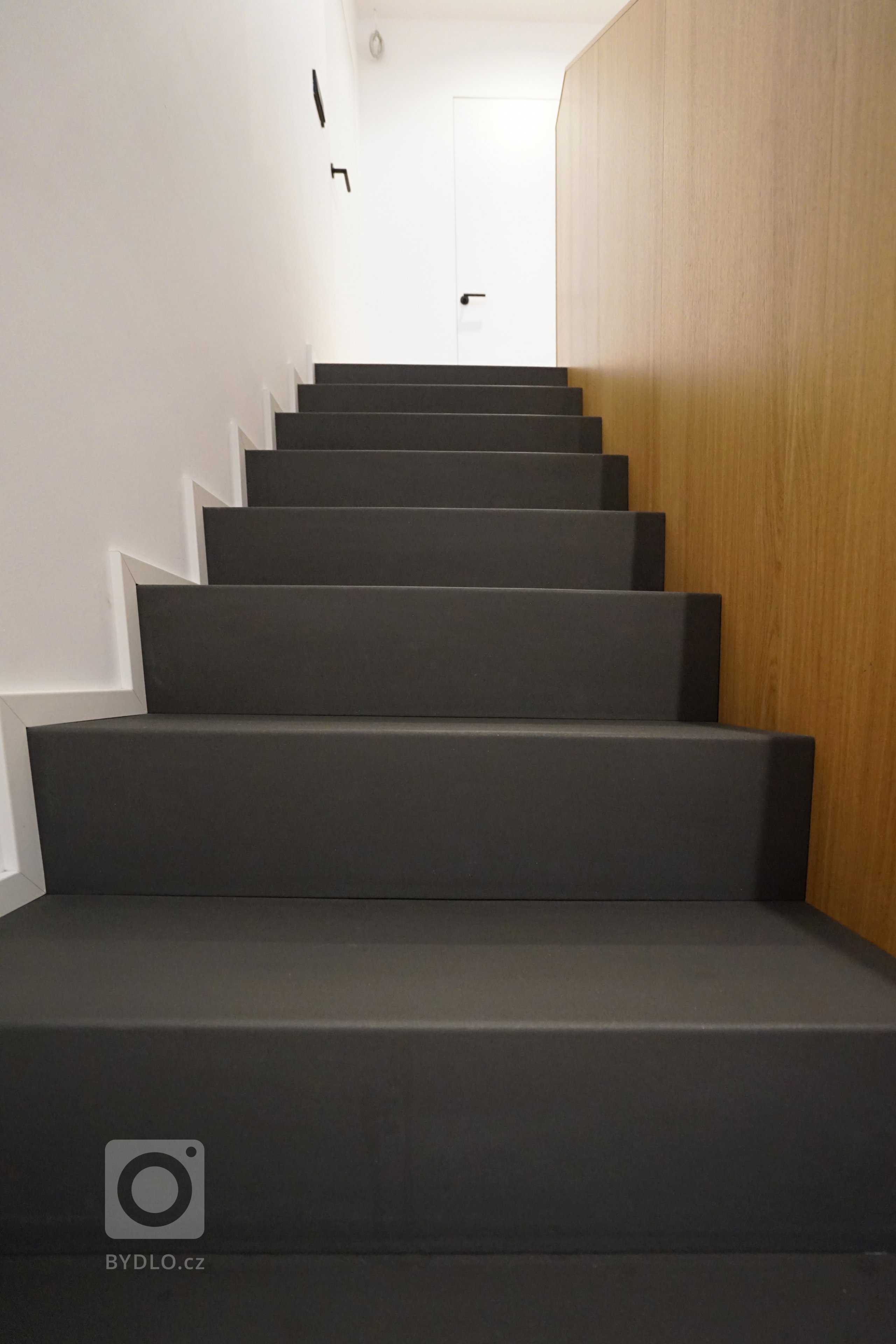 Návrh a realizace interiéru rodinného domu

Interiéru dominuje pohledový železobetonový strop v kontrastu s dřevenou podlahou a na míru vytvořeným nábytkem.
