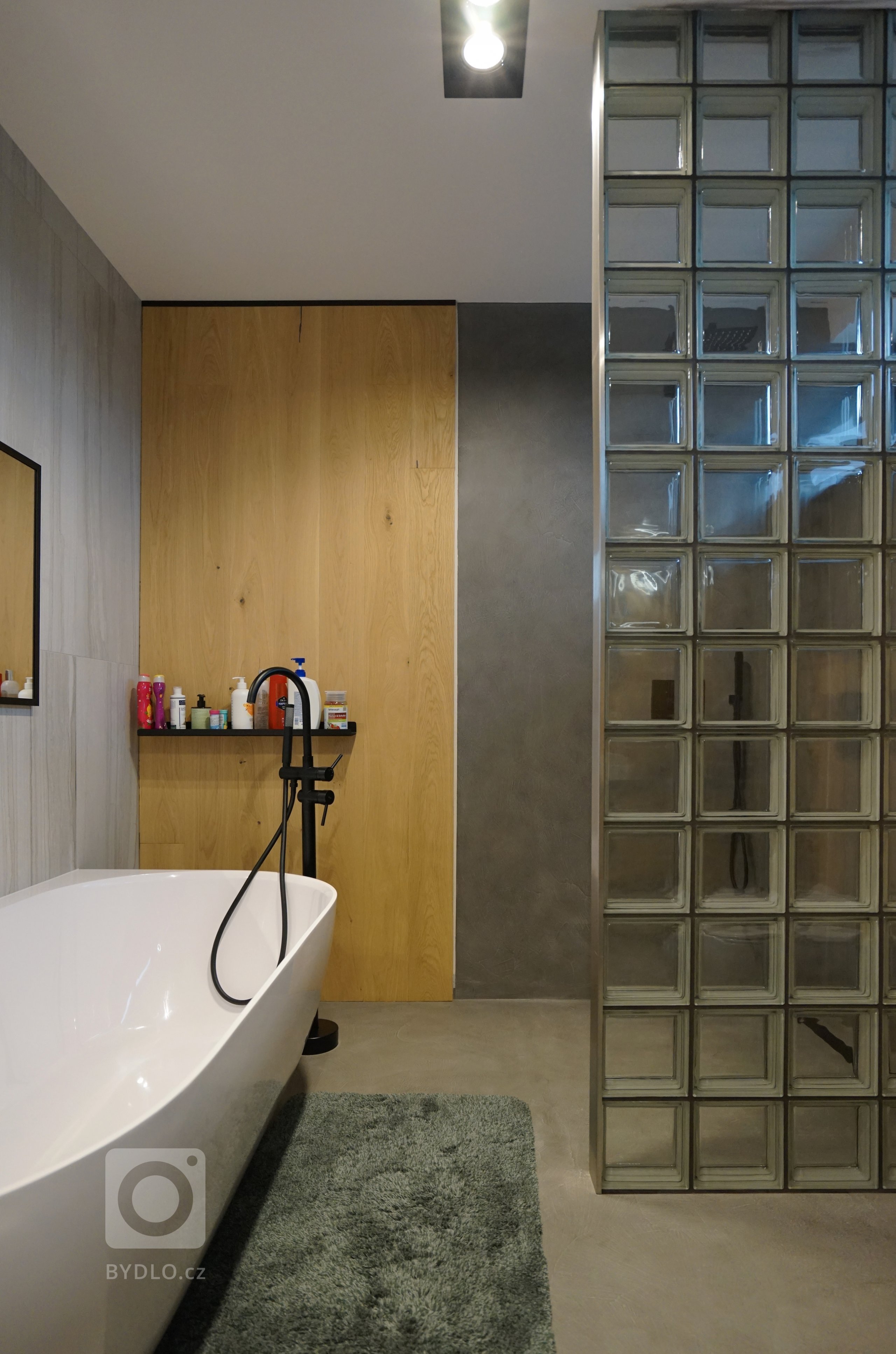 Návrh a realizace interiéru rodinného domu

Interiéru dominuje pohledový železobetonový strop v kontrastu s dřevenou podlahou a na míru vytvořeným nábytkem.
