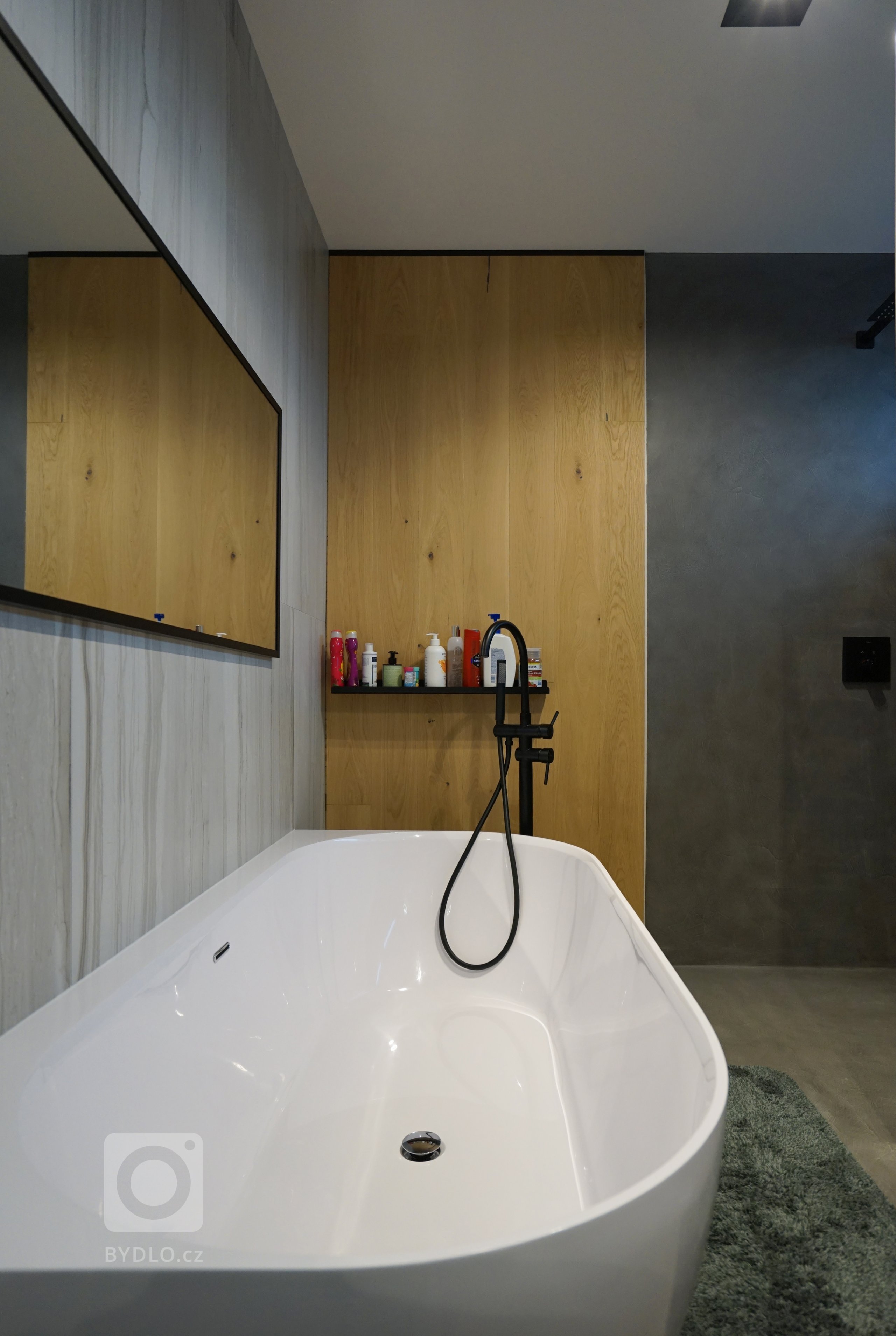 Návrh a realizace interiéru rodinného domu

Interiéru dominuje pohledový železobetonový strop v kontrastu s dřevenou podlahou a na míru vytvořeným nábytkem.
