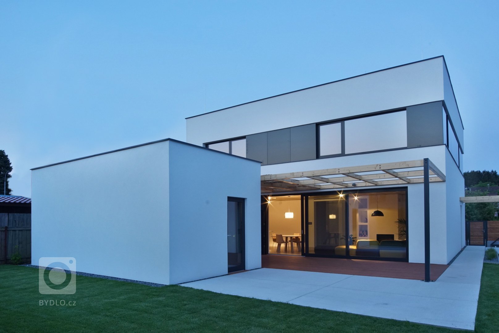 Novostavba rodinného domu v městské zástavbě, pozemek 450m2.
