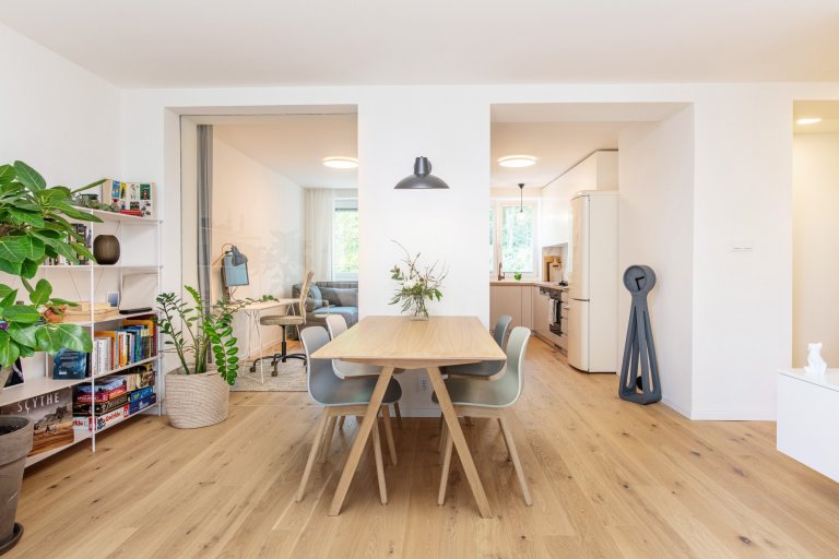 obývací pokoj - pohled do kuchyně a pracovny, dokonalé prosvětlení bytu