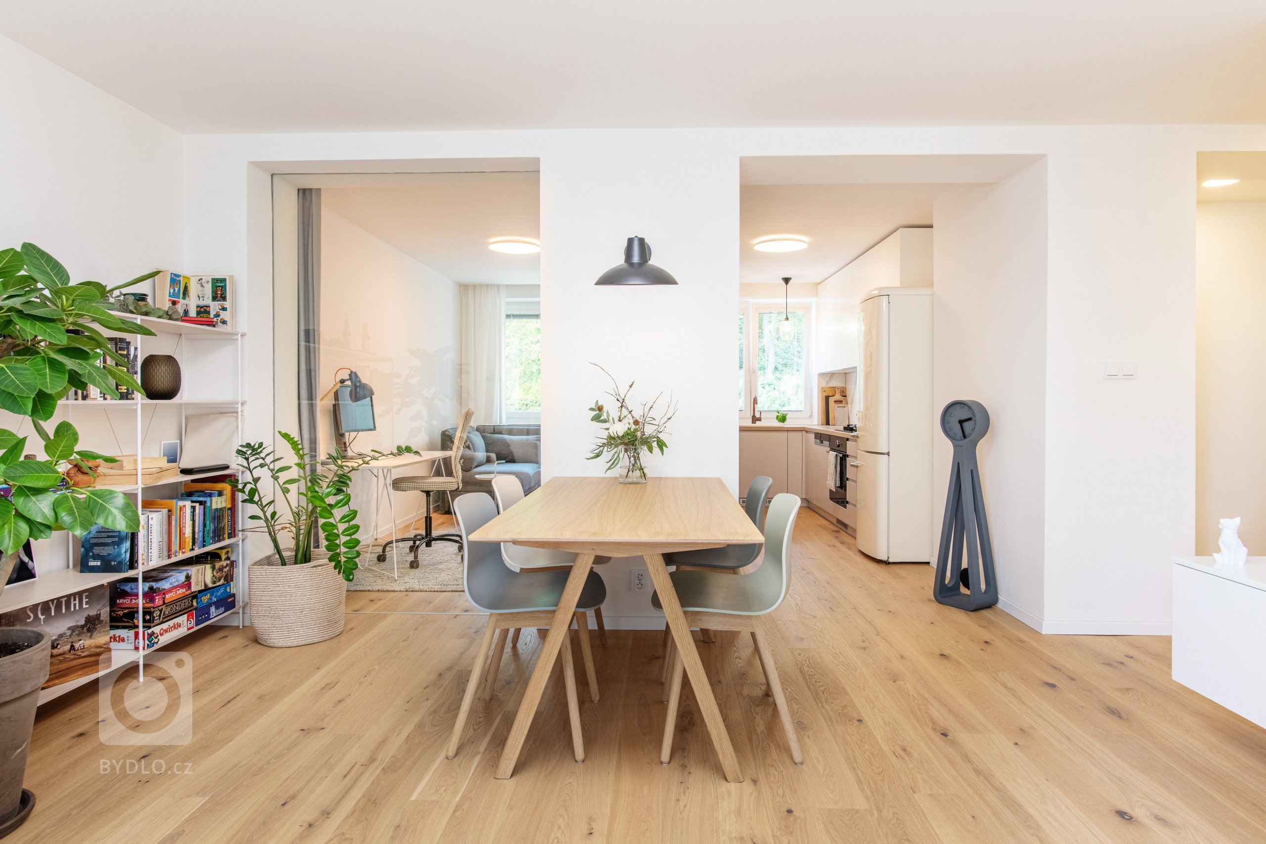 obývací pokoj - pohled do kuchyně a pracovny, dokonalé prosvětlení bytu