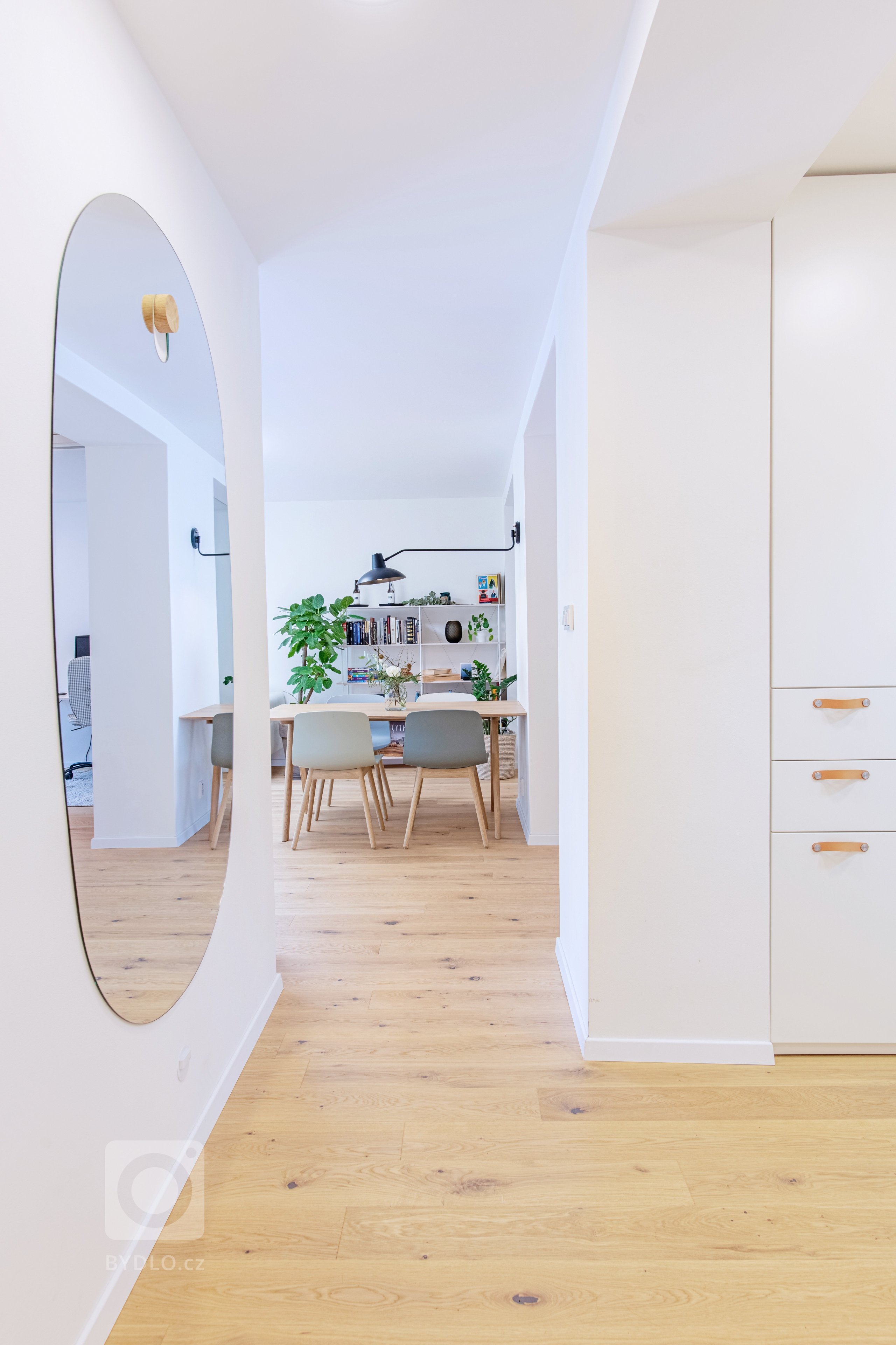 pohled ze vstupní chodby do obývacího pokoje na jídelnu, nástěnné světlo