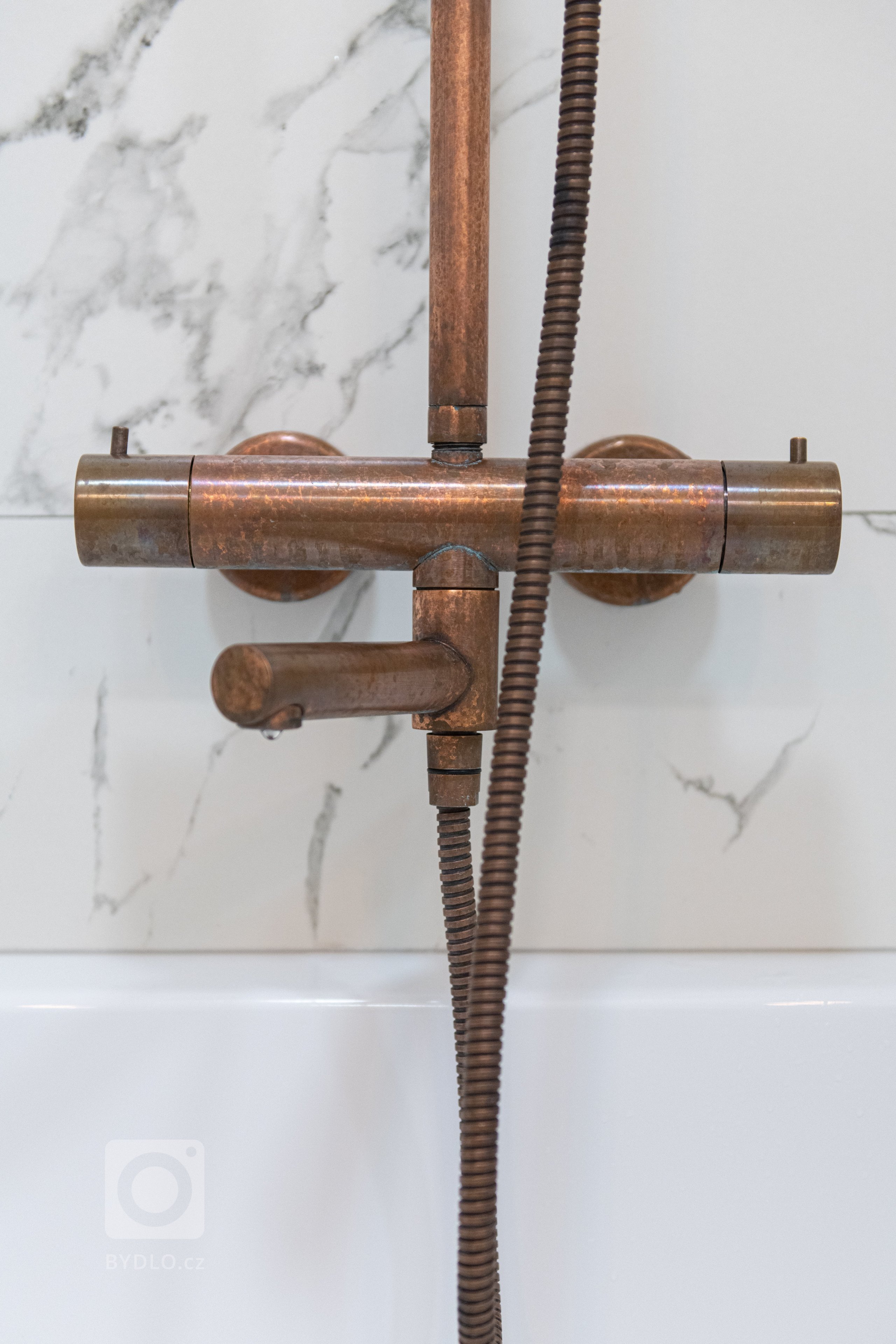 Od mladé rodiny jsme dostali zadání na rekonstrukci bytu. Maximálně otevřít prostor bytu. Vytvořit pocit vzdušného, světlého bytu s&nbsp;krásnou dřevěnou…