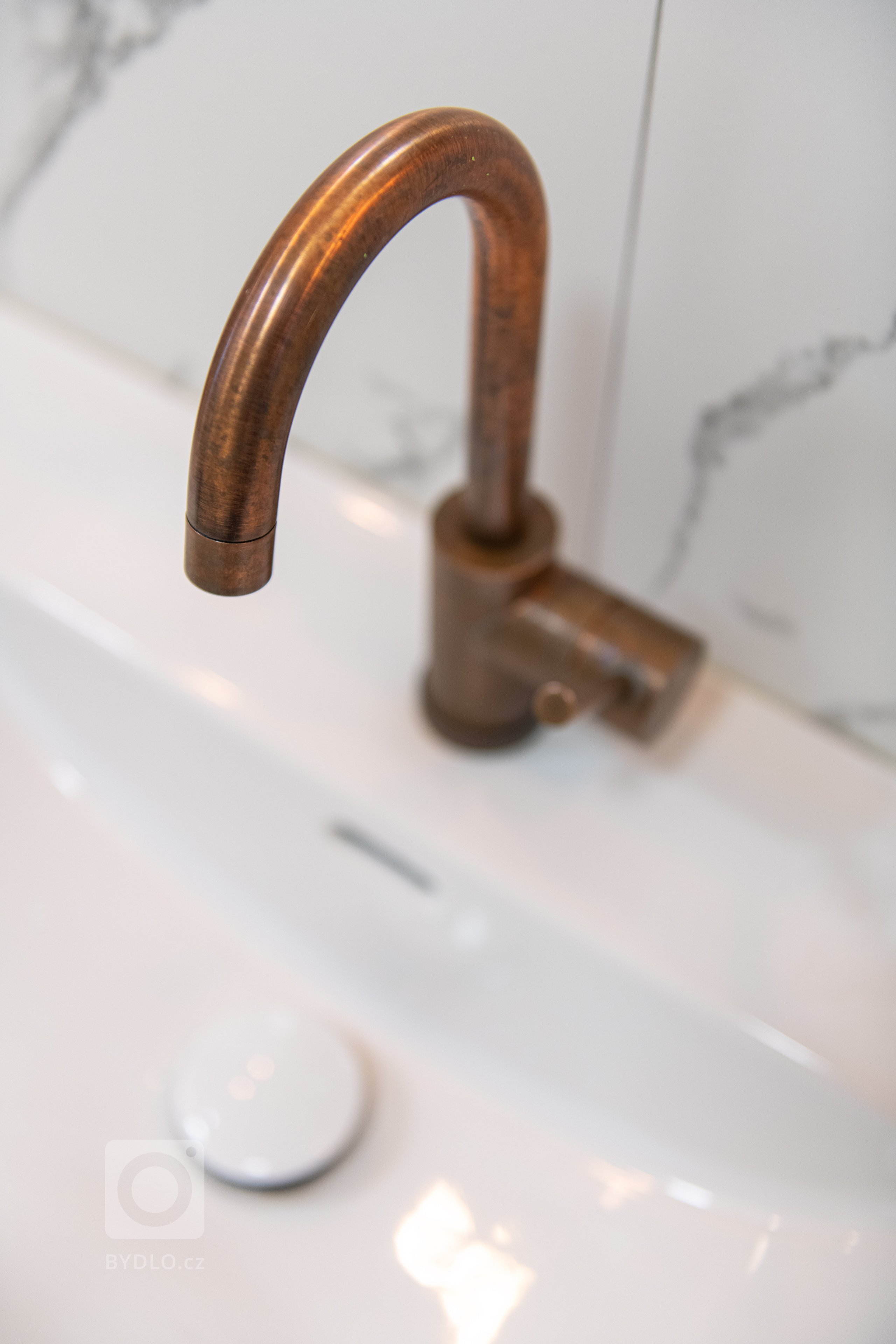 Od mladé rodiny jsme dostali zadání na rekonstrukci bytu. Maximálně otevřít prostor bytu. Vytvořit pocit vzdušného, světlého bytu s&nbsp;krásnou dřevěnou…