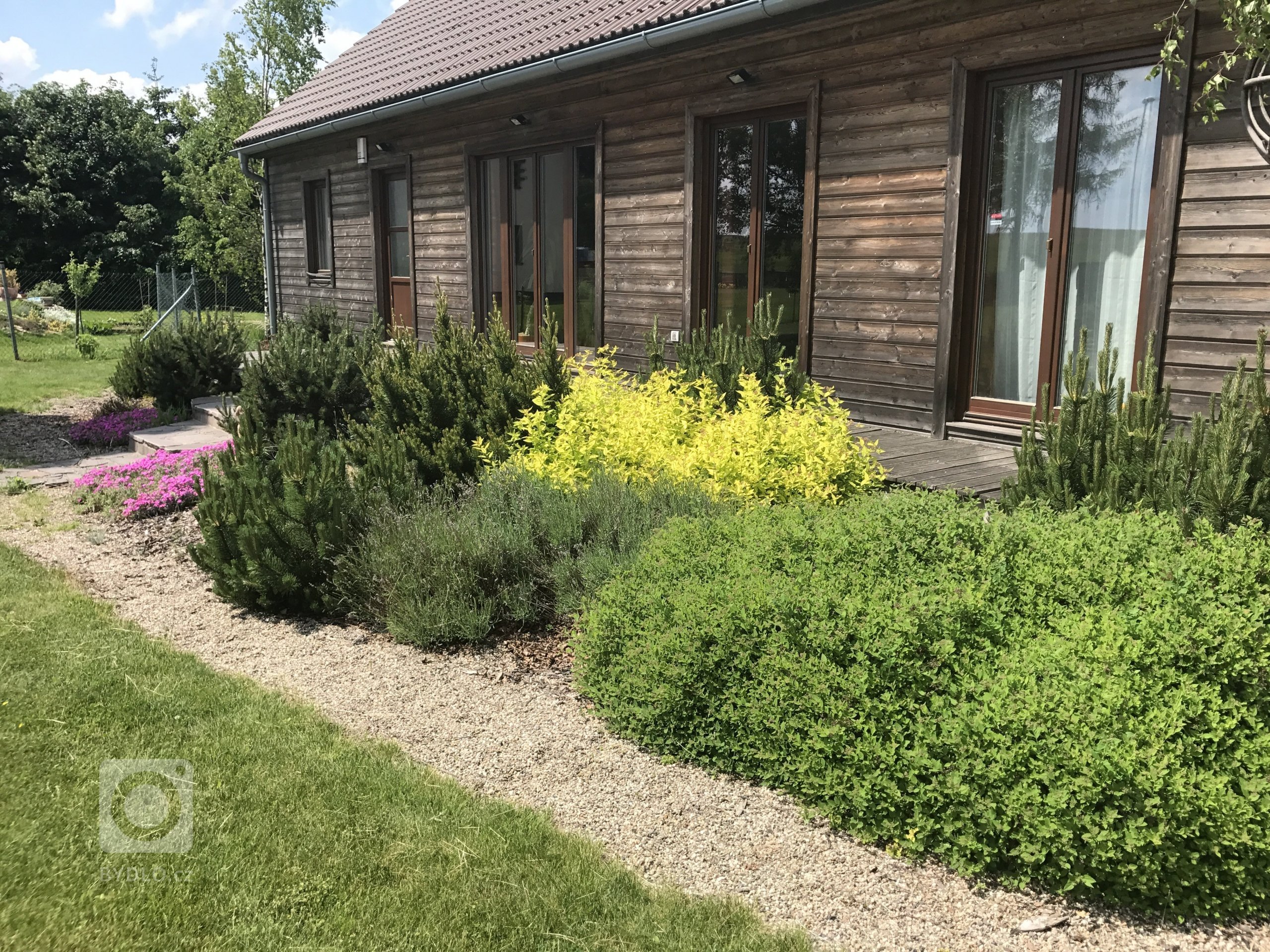 Zahrada u tohoto bungalovu&nbsp;měla volně navázat na okolní krajinu ...záměrně není u tohoto domu plot aby se&nbsp;zahrada propojila s okolím
