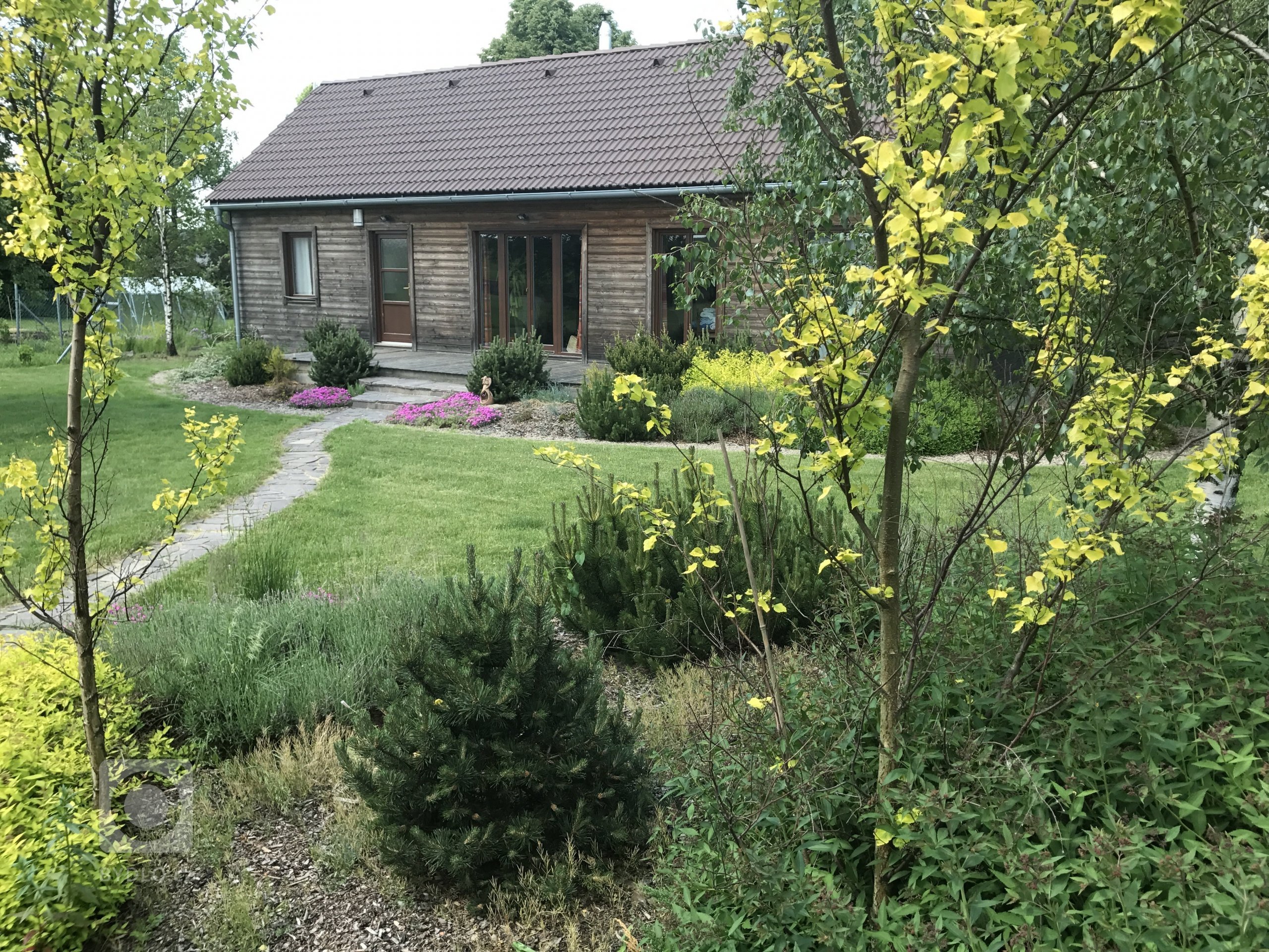 Zahrada u tohoto bungalovu&nbsp;měla volně navázat na okolní krajinu ...záměrně není u tohoto domu plot aby se&nbsp;zahrada propojila s okolím
