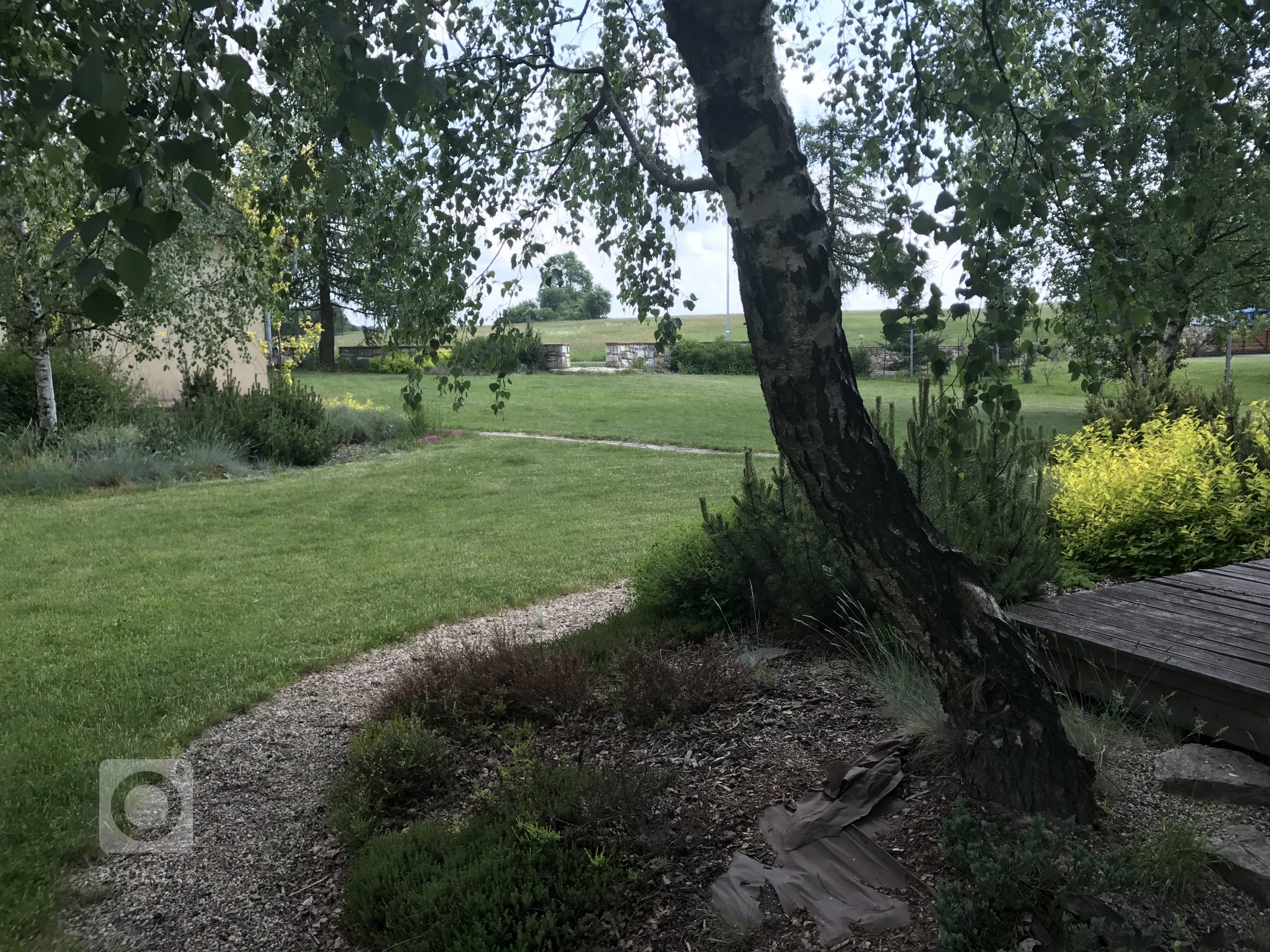 Zahrada u tohoto bungalovu&nbsp;měla volně navázat na okolní krajinu ...záměrně není u tohoto domu plot aby se&nbsp;zahrada propojila s okolím
