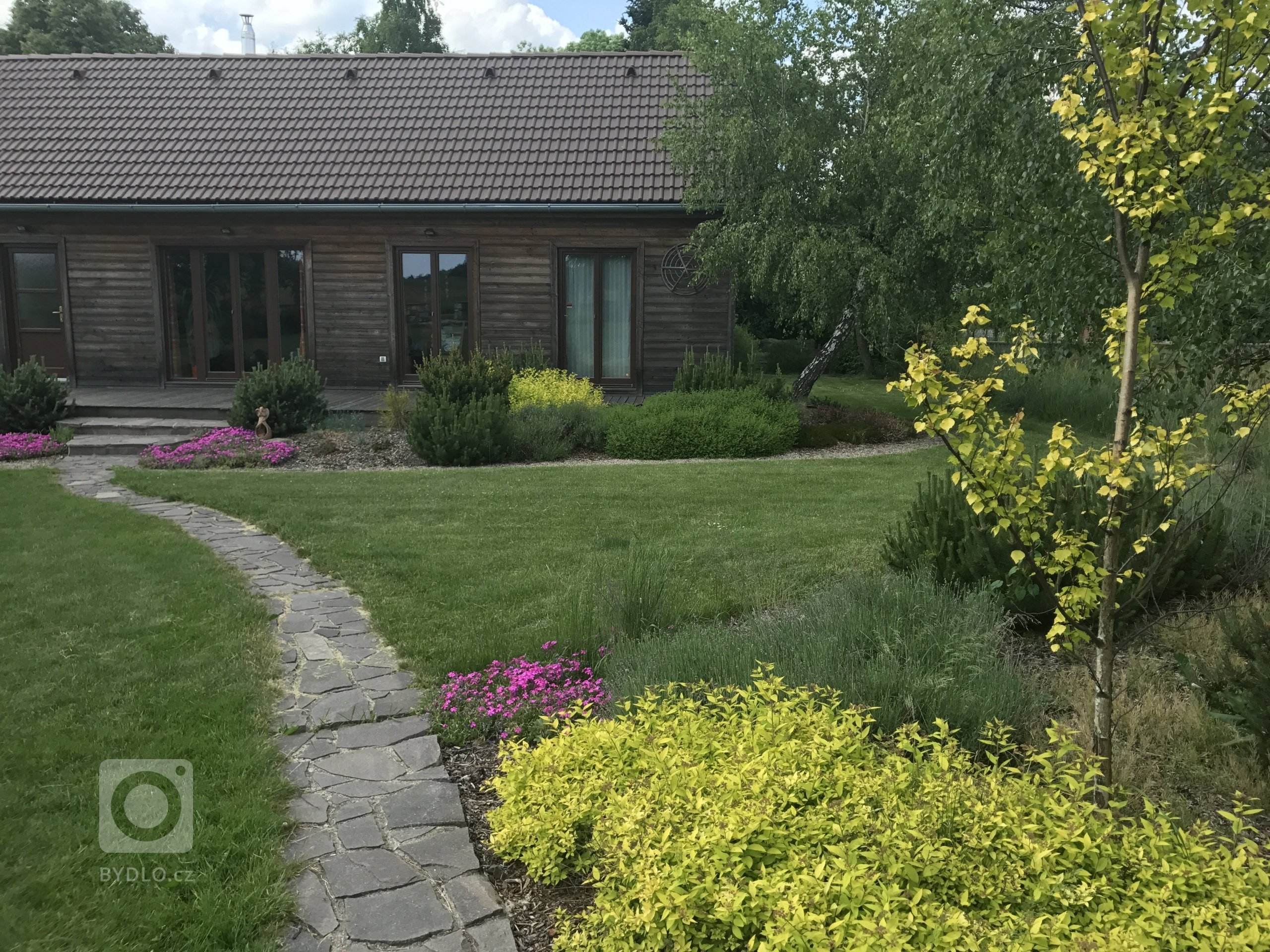 Zahrada u tohoto bungalovu&nbsp;měla volně navázat na okolní krajinu ...záměrně není u tohoto domu plot aby se&nbsp;zahrada propojila s okolím
