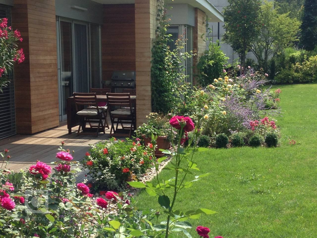 Romantickou zahradu plnou růží jsme vydupali ze země plné plevele, jedna z úžasných realizací našich zahrad.
