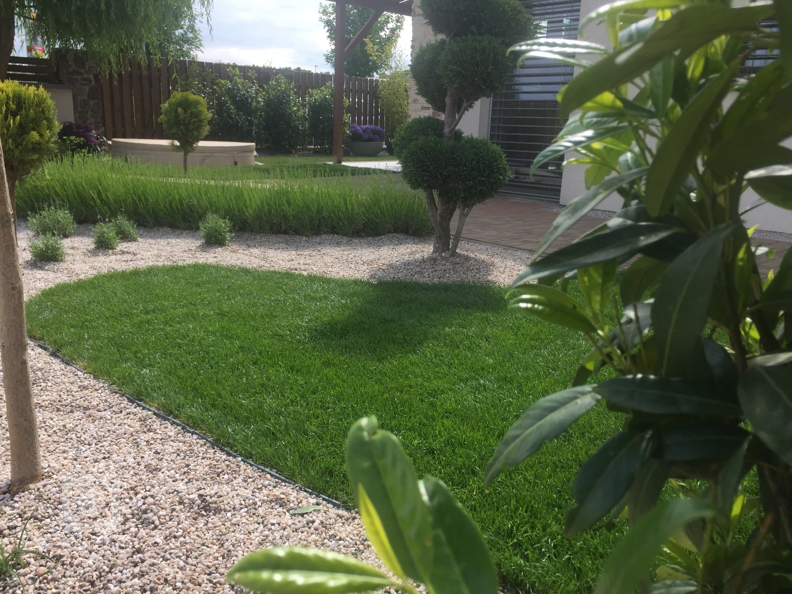 Nemůžete doma vydržet horkem? Udělejte si na zahradě wellness s vířivkou nebo bazénem
