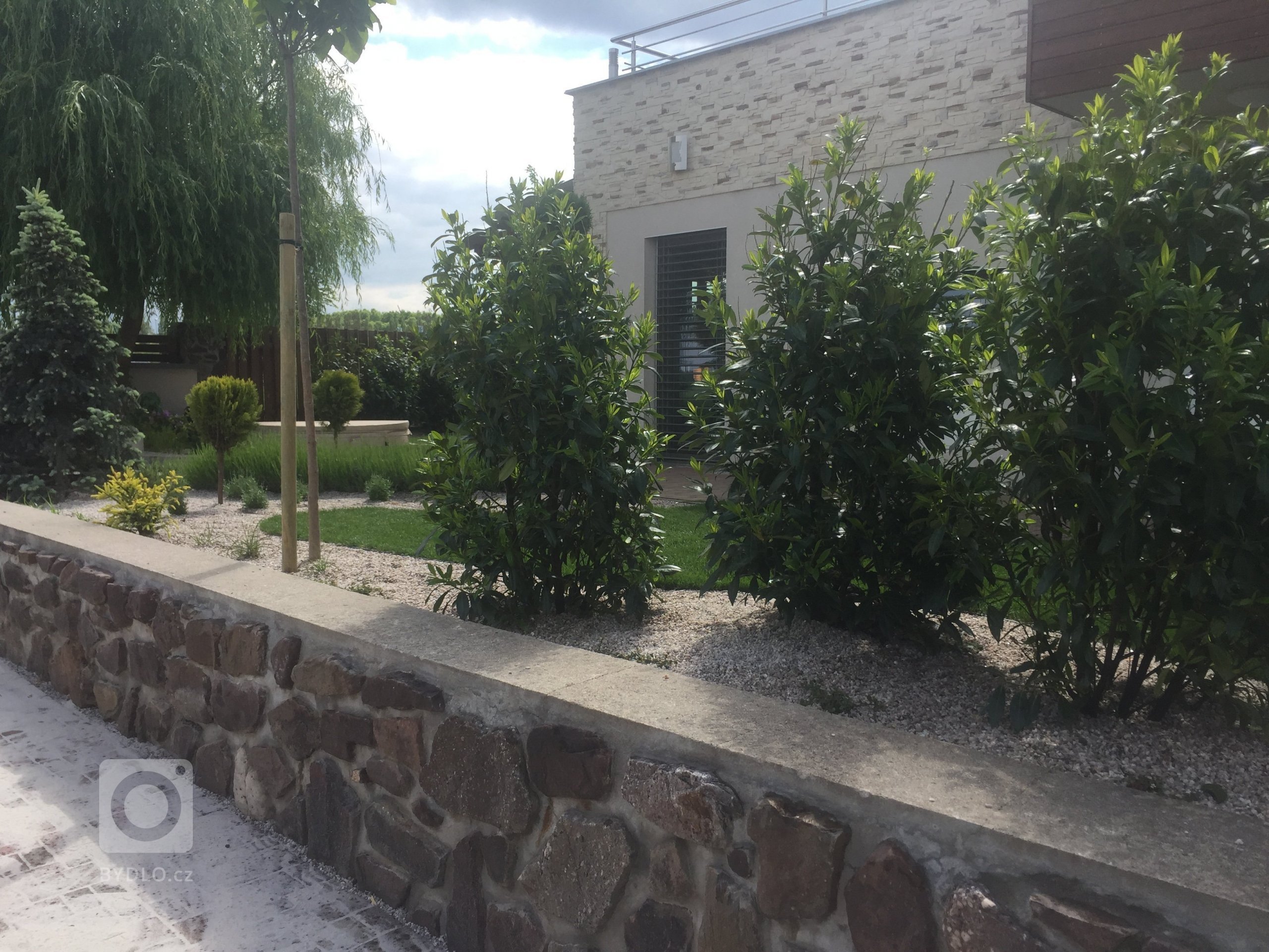 Nemůžete doma vydržet horkem? Udělejte si na zahradě wellness s vířivkou nebo bazénem
