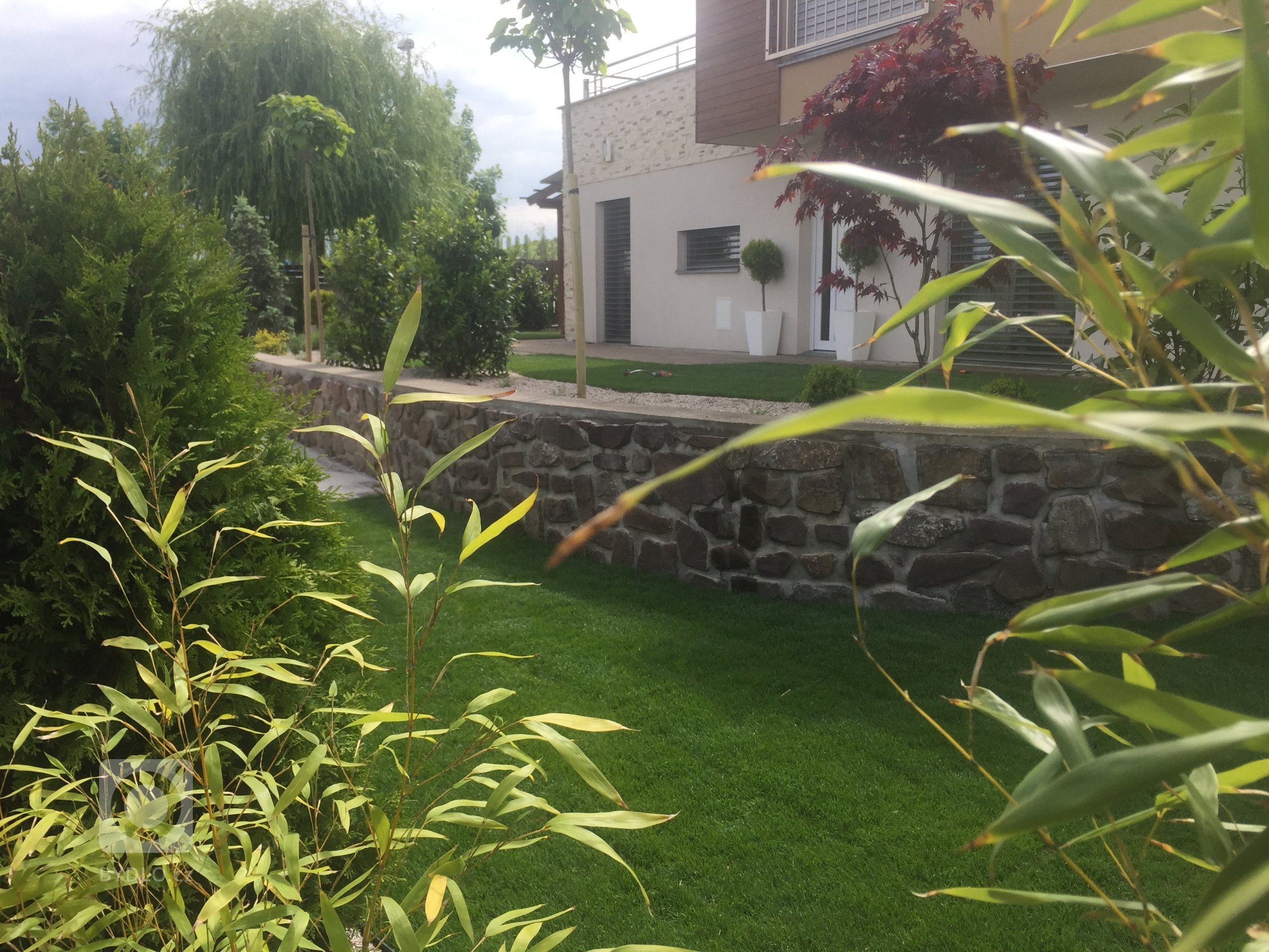 Nemůžete doma vydržet horkem? Udělejte si na zahradě wellness s vířivkou nebo bazénem
