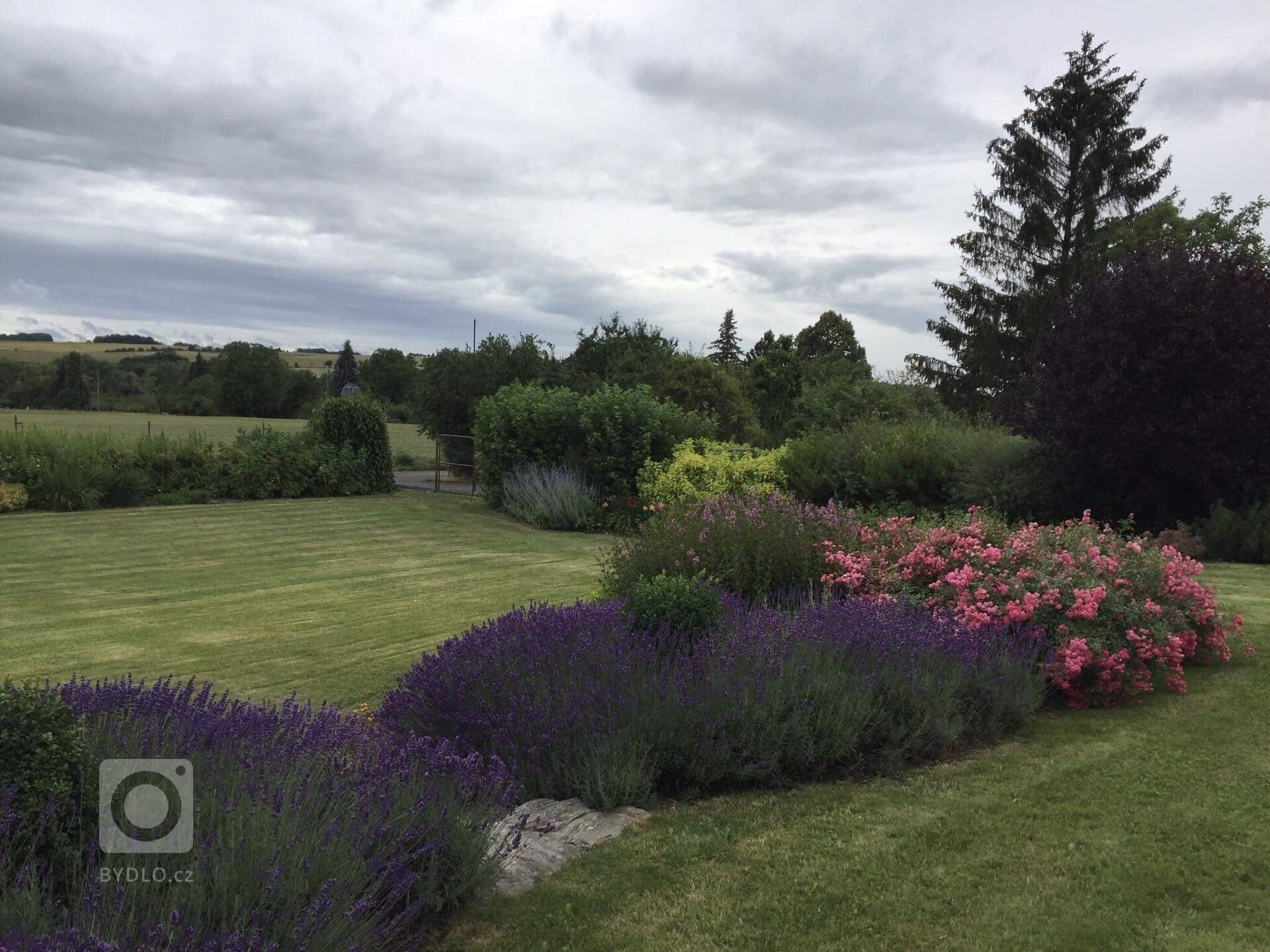 Vznik zahrady je svého druhu umělecký proces. Především pak přípravná fáze pro budoucí zahradu, při které vzniká doslova architektonický návrh celého projektu.…