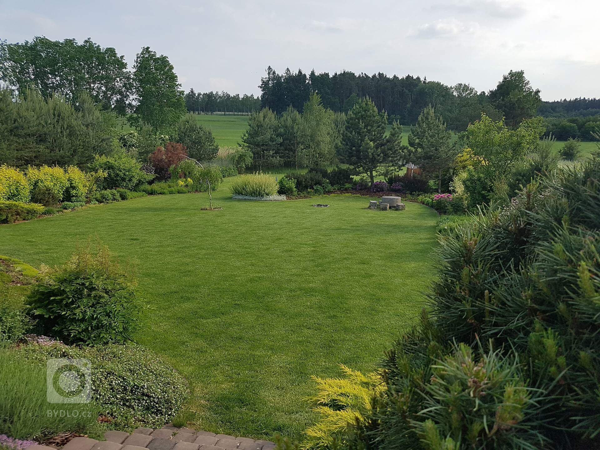 Touha člověka splynout s přírodou a vybudovat v ní domov může v dnešní přetechnizované době vyvolat spíše údiv, nicméně se nejedná o nic neobvyklého. Realizace…