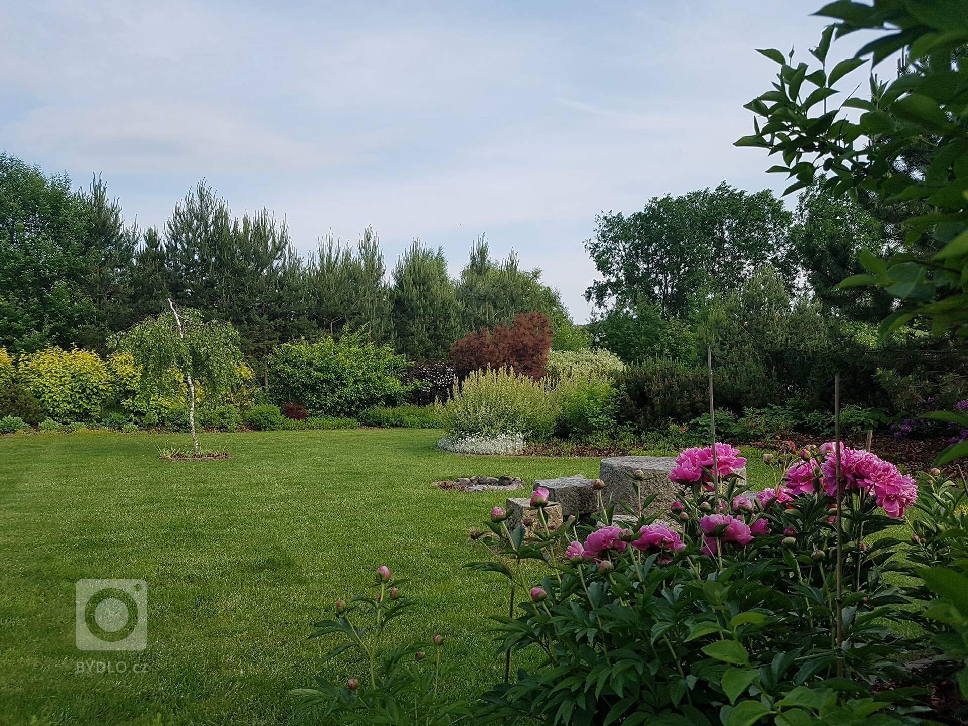 Touha člověka splynout s přírodou a vybudovat v ní domov může v dnešní přetechnizované době vyvolat spíše údiv, nicméně se nejedná o nic neobvyklého. Realizace…