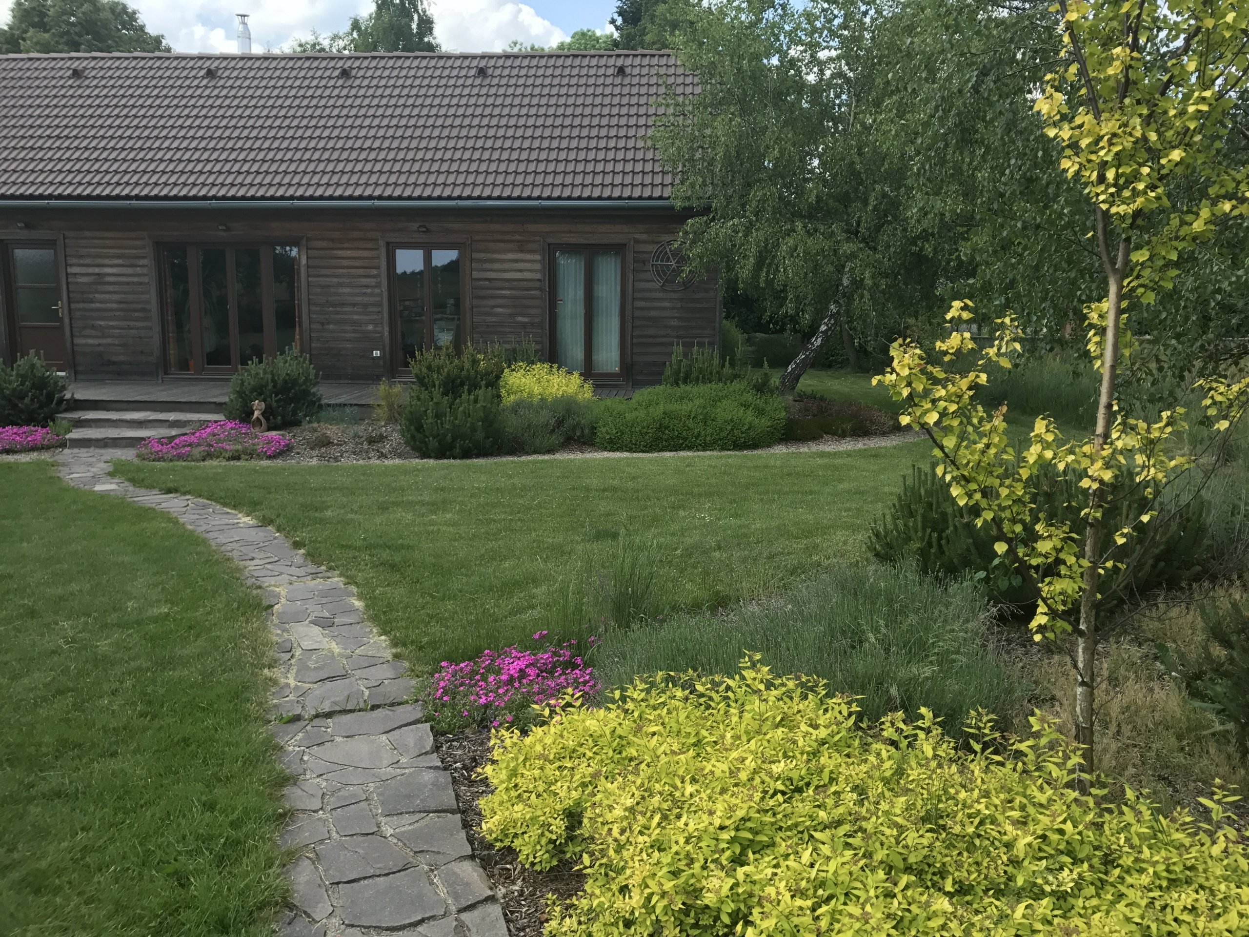 Plníme Vám sny o krasné zahradě, již osmým rokem nabízíme návrhy a realizace okrasných zahrad vašich rodinných domů, osázení teras, stejně tak jako úpravy…