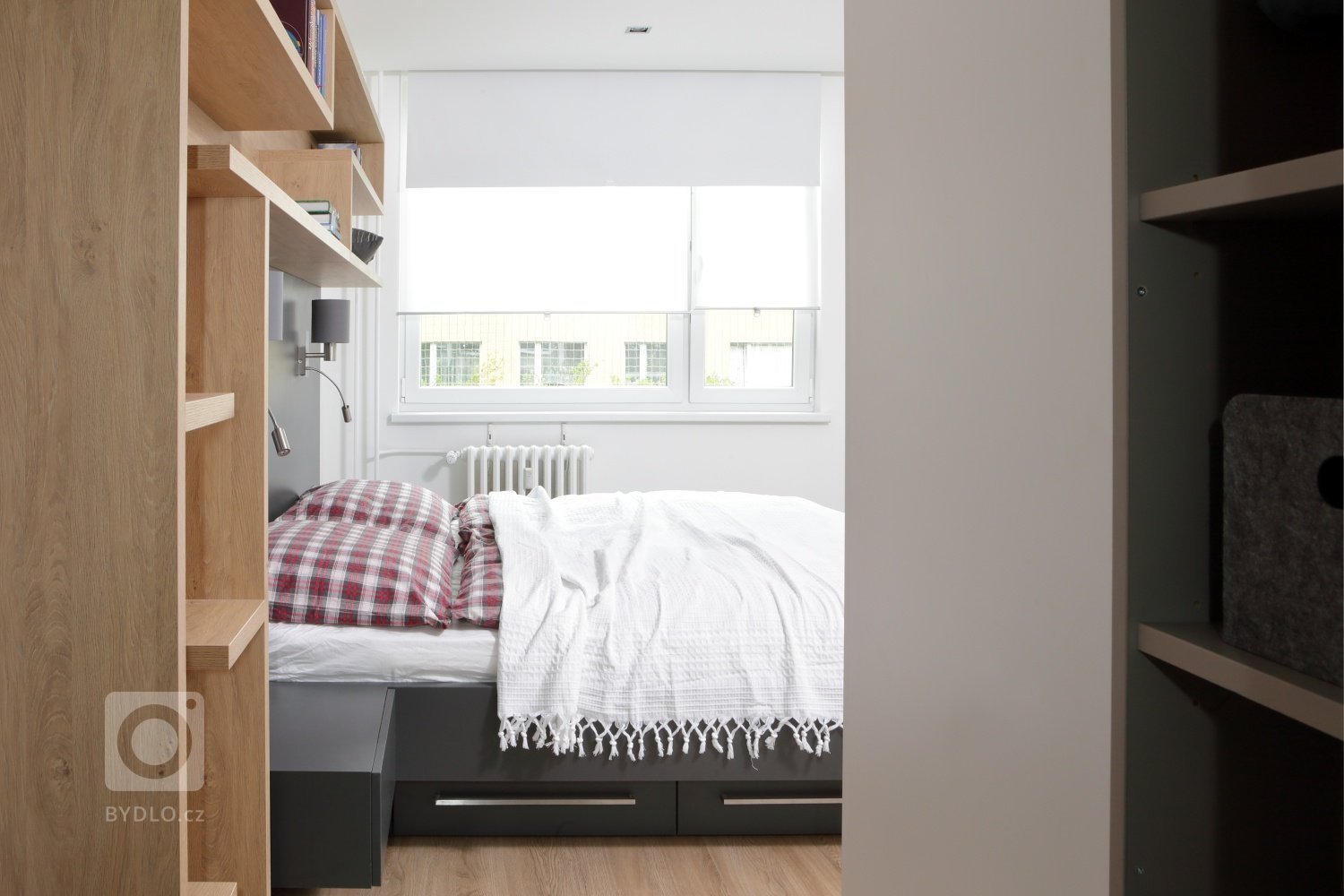 Ze dvou bytů jeden

Interiér panelového bytu s&nbsp;takto velkorysou dispozicí se podařilo vytvořit propojením dvou sousedících bytových jednotek. Majiteli…