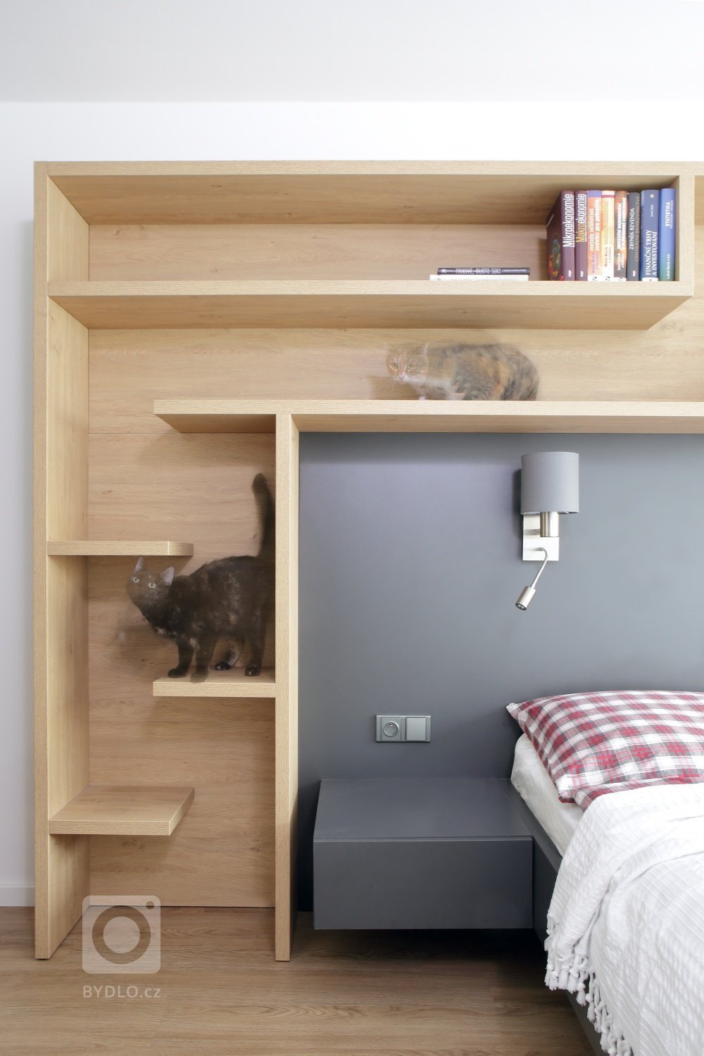 Ze dvou bytů jeden

Interiér panelového bytu s&nbsp;takto velkorysou dispozicí se podařilo vytvořit propojením dvou sousedících bytových jednotek. Majiteli…