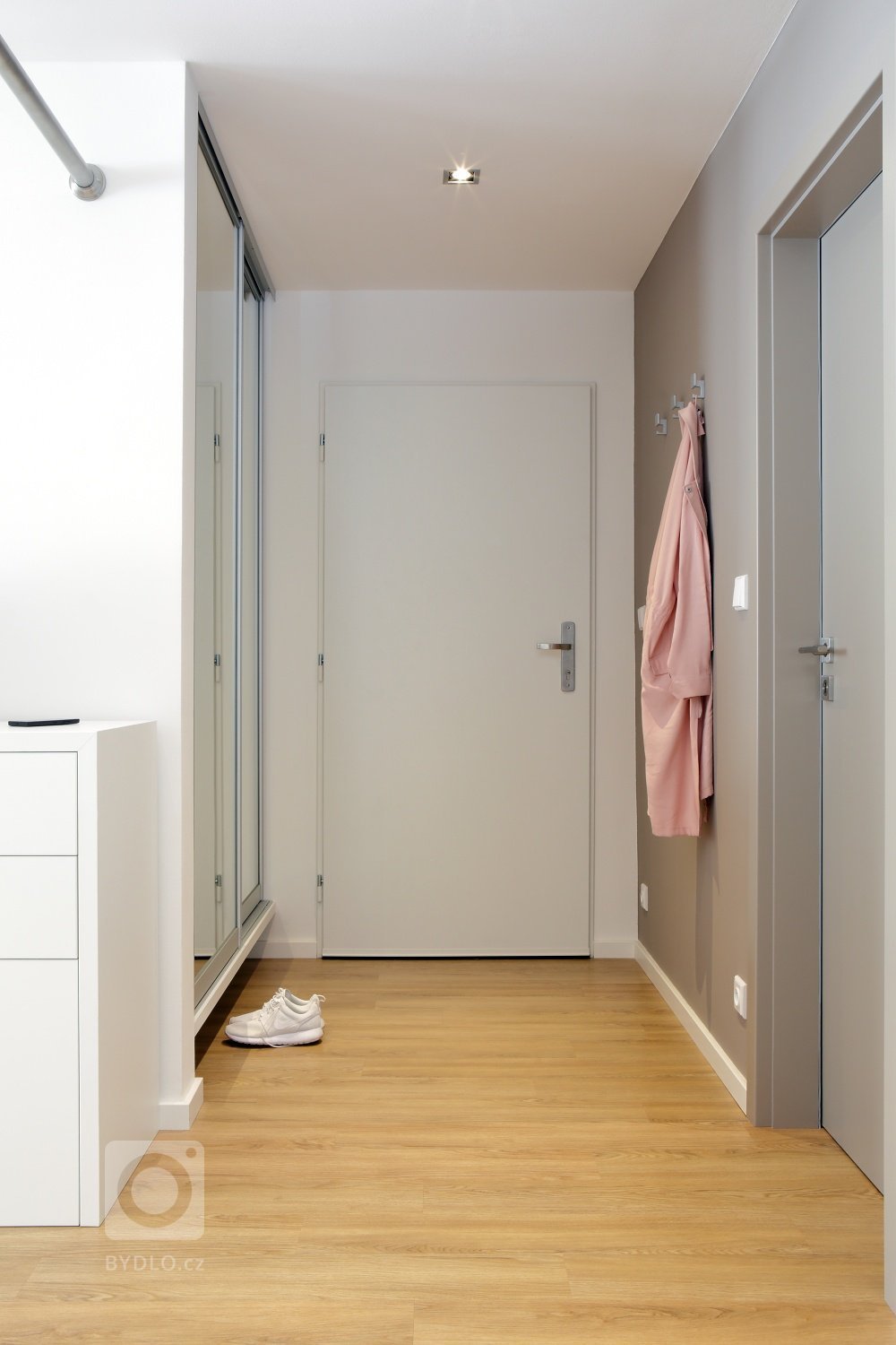 Ze dvou bytů jeden

Interiér panelového bytu s&nbsp;takto velkorysou dispozicí se podařilo vytvořit propojením dvou sousedících bytových jednotek. Majiteli…