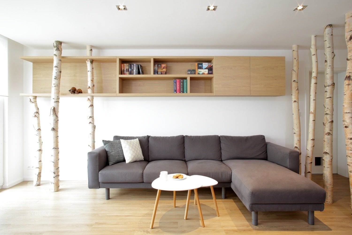 Ze dvou bytů jeden

Interiér panelového bytu s&nbsp;takto velkorysou dispozicí se podařilo vytvořit propojením dvou sousedících bytových jednotek. Majiteli…