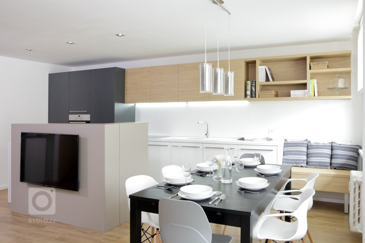 Ze dvou bytů jeden

Interiér panelového bytu s&nbsp;takto velkorysou dispozicí se podařilo vytvořit propojením dvou sousedících bytových jednotek. Majiteli…