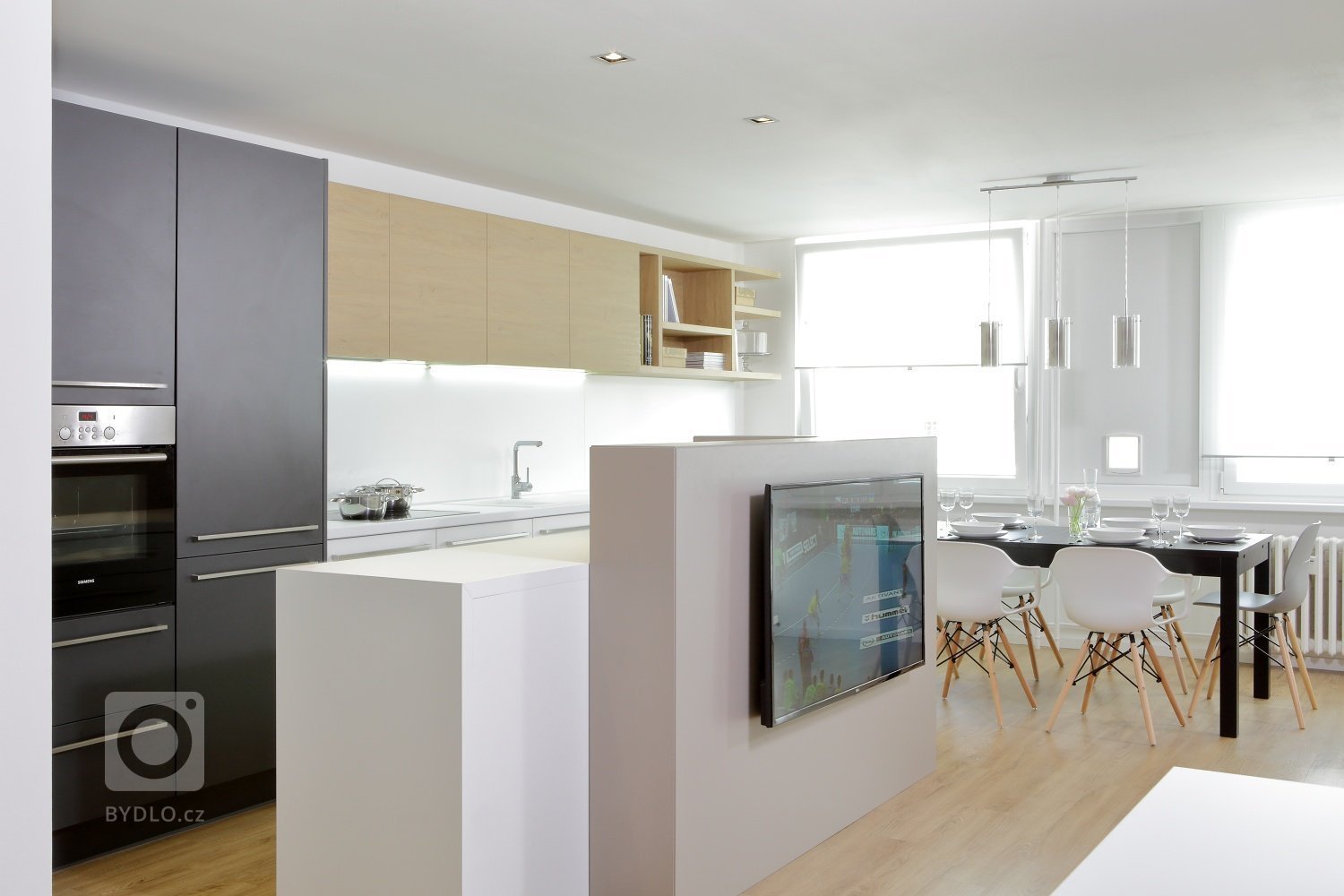 Ze dvou bytů jeden

Interiér panelového bytu s&nbsp;takto velkorysou dispozicí se podařilo vytvořit propojením dvou sousedících bytových jednotek. Majiteli…