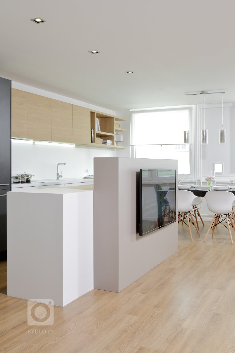 Ze dvou bytů jeden

Interiér panelového bytu s&nbsp;takto velkorysou dispozicí se podařilo vytvořit propojením dvou sousedících bytových jednotek. Majiteli…