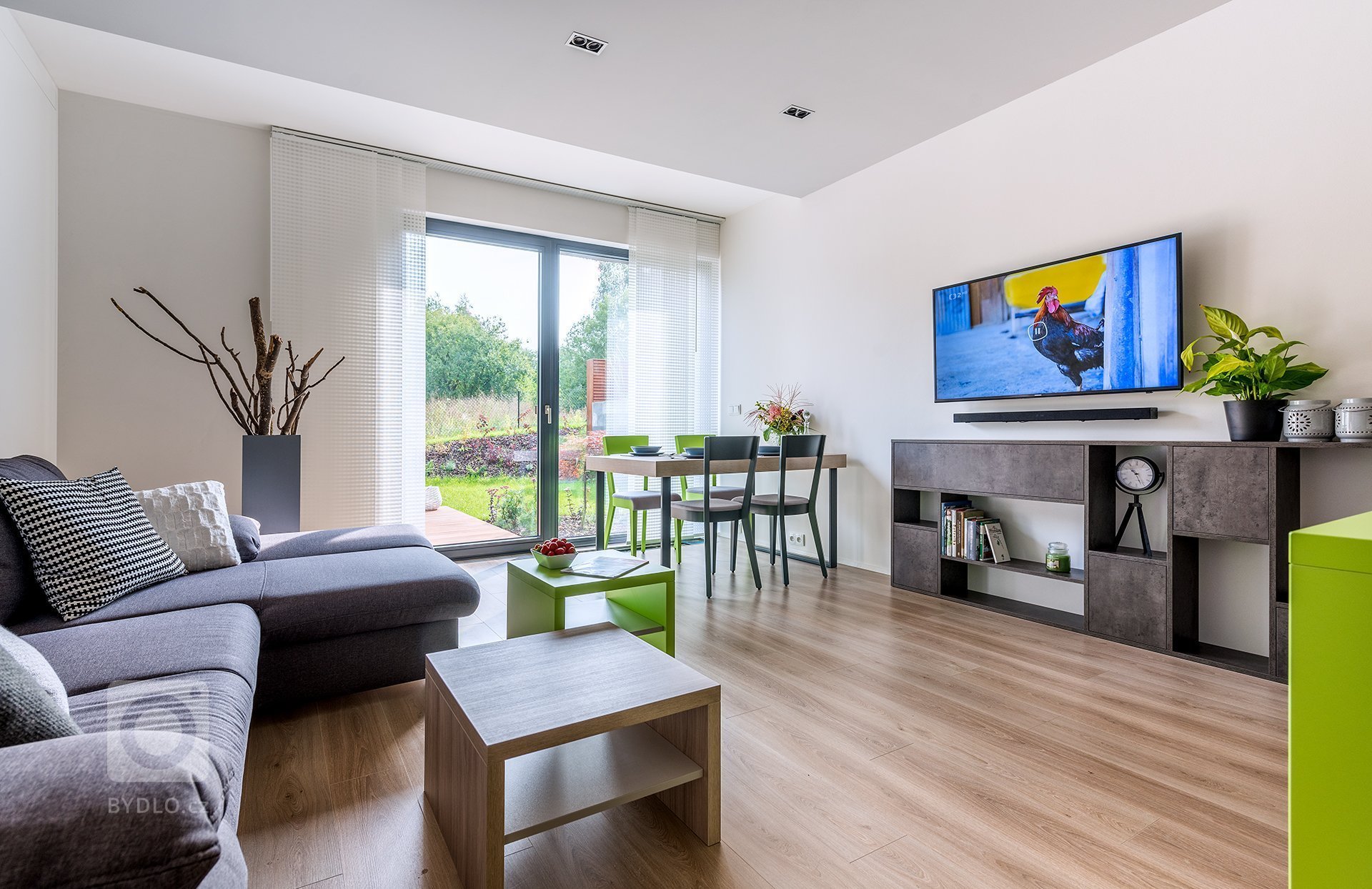 Majitelem domu je muž, který má ve střídavé péči dvě jedenáctileté dcery. Pro všechny tři nové obyvatele jsme se tedy snažili zařídit přívětivé a komfortní…