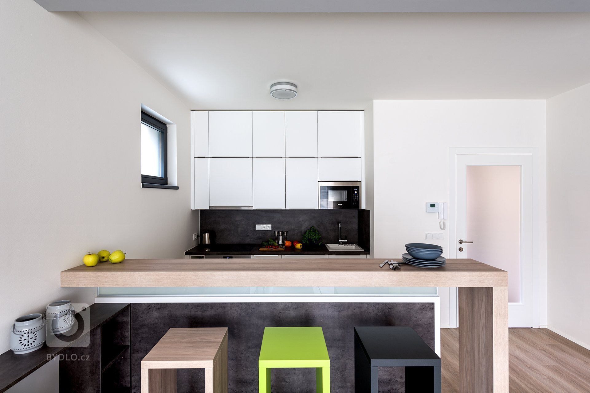 Majitelem domu je muž, který má ve střídavé péči dvě jedenáctileté dcery. Pro všechny tři nové obyvatele jsme se tedy snažili zařídit přívětivé a komfortní…