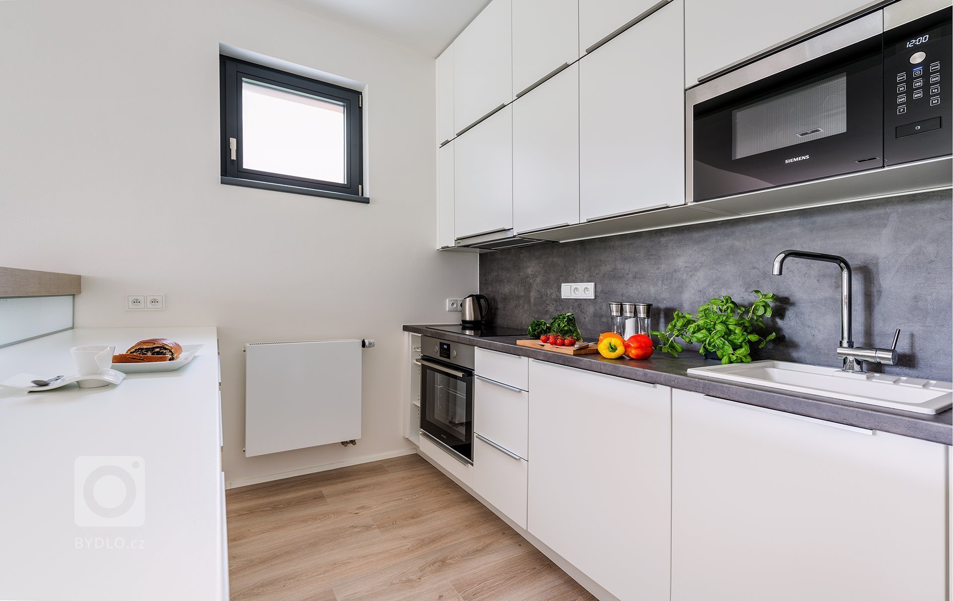 Majitelem domu je muž, který má ve střídavé péči dvě jedenáctileté dcery. Pro všechny tři nové obyvatele jsme se tedy snažili zařídit přívětivé a komfortní…