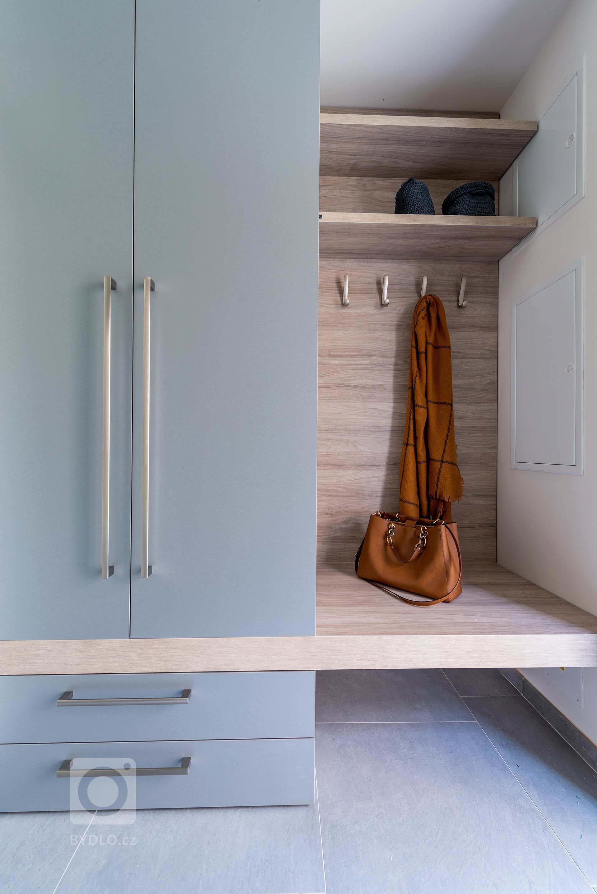 Majitelem domu je muž, který má ve střídavé péči dvě jedenáctileté dcery. Pro všechny tři nové obyvatele jsme se tedy snažili zařídit přívětivé a komfortní…