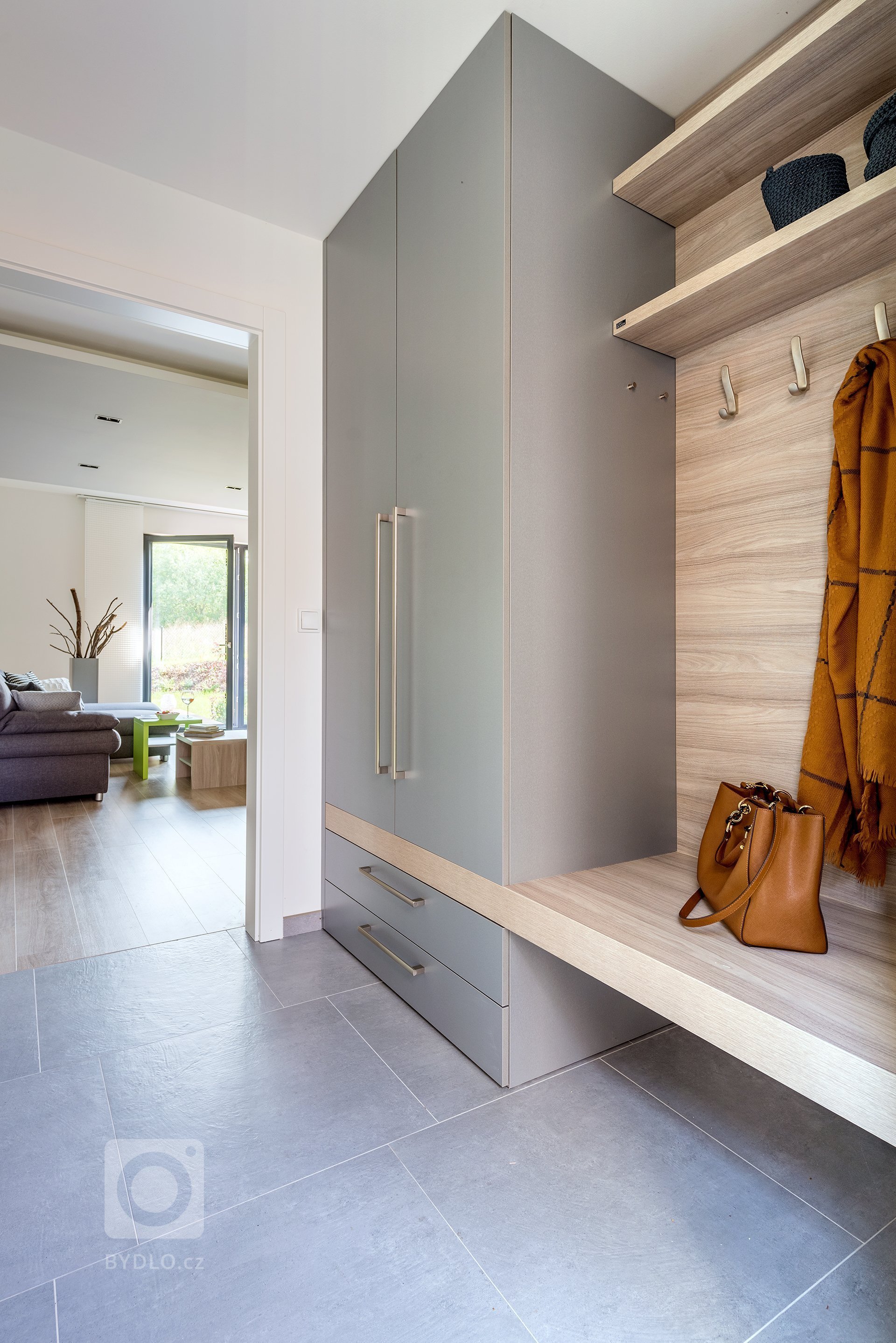 Majitelem domu je muž, který má ve střídavé péči dvě jedenáctileté dcery. Pro všechny tři nové obyvatele jsme se tedy snažili zařídit přívětivé a komfortní…