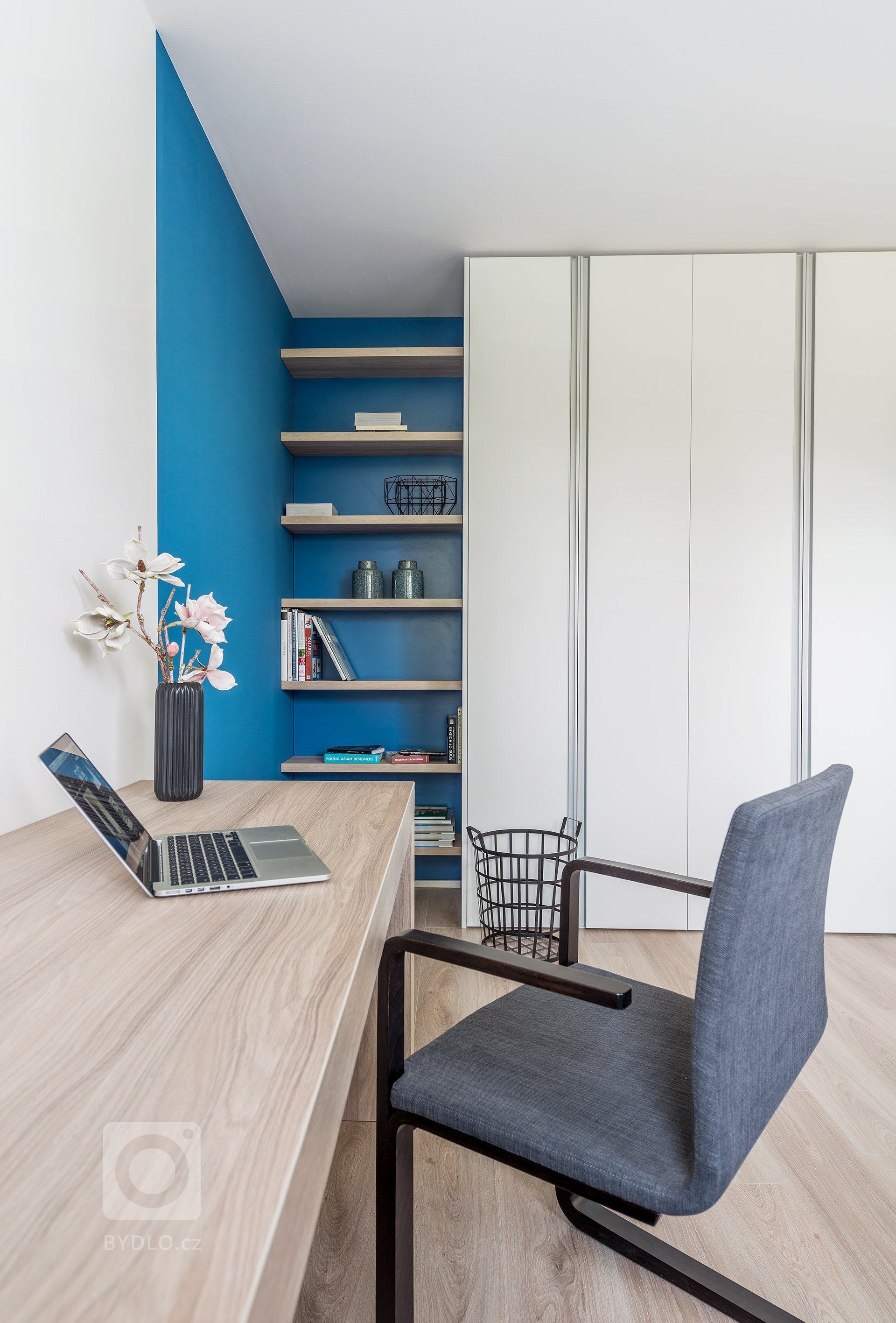 Majitelem domu je muž, který má ve střídavé péči dvě jedenáctileté dcery. Pro všechny tři nové obyvatele jsme se tedy snažili zařídit přívětivé a komfortní…