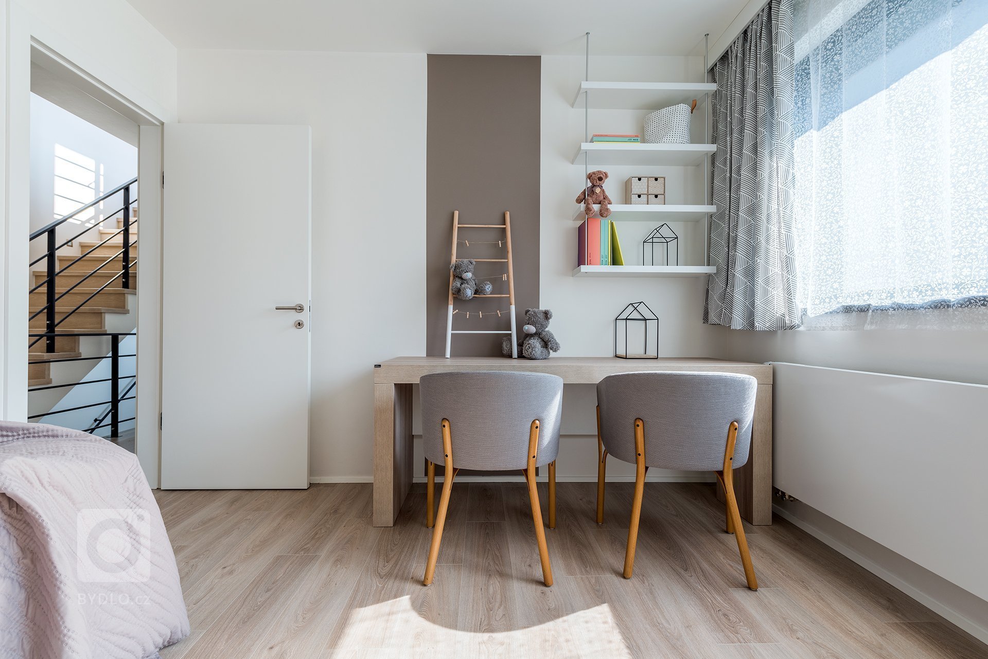 Majitelem domu je muž, který má ve střídavé péči dvě jedenáctileté dcery. Pro všechny tři nové obyvatele jsme se tedy snažili zařídit přívětivé a komfortní…