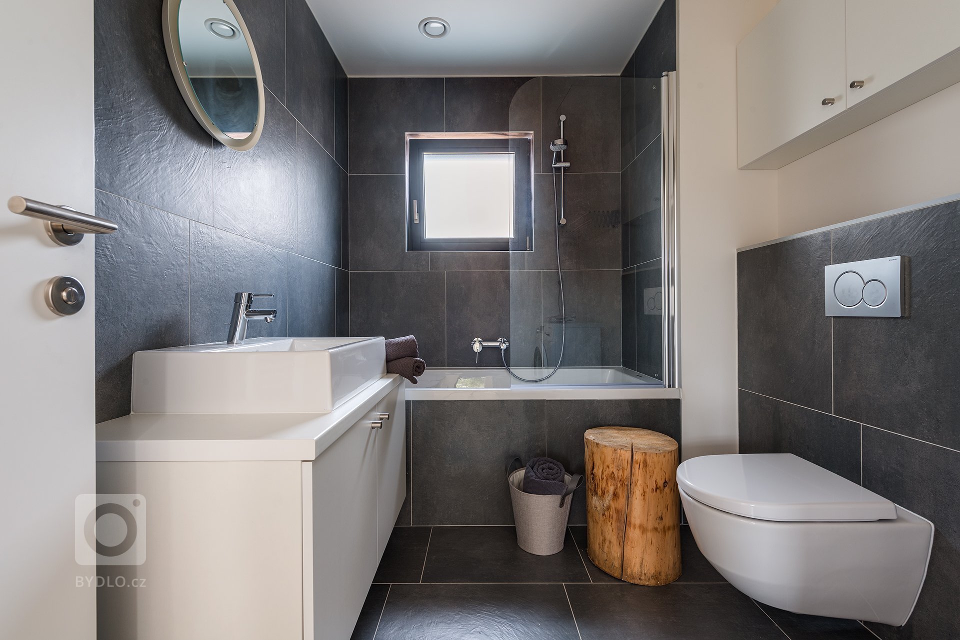 Majitelem domu je muž, který má ve střídavé péči dvě jedenáctileté dcery. Pro všechny tři nové obyvatele jsme se tedy snažili zařídit přívětivé a komfortní…